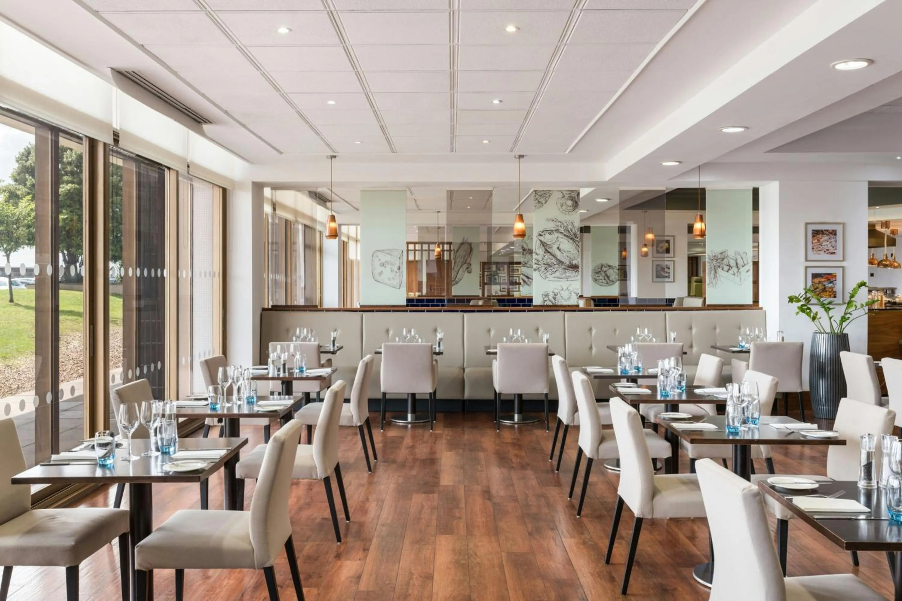Restaurant/places to eat in Renaissance London Heathrow Hotel