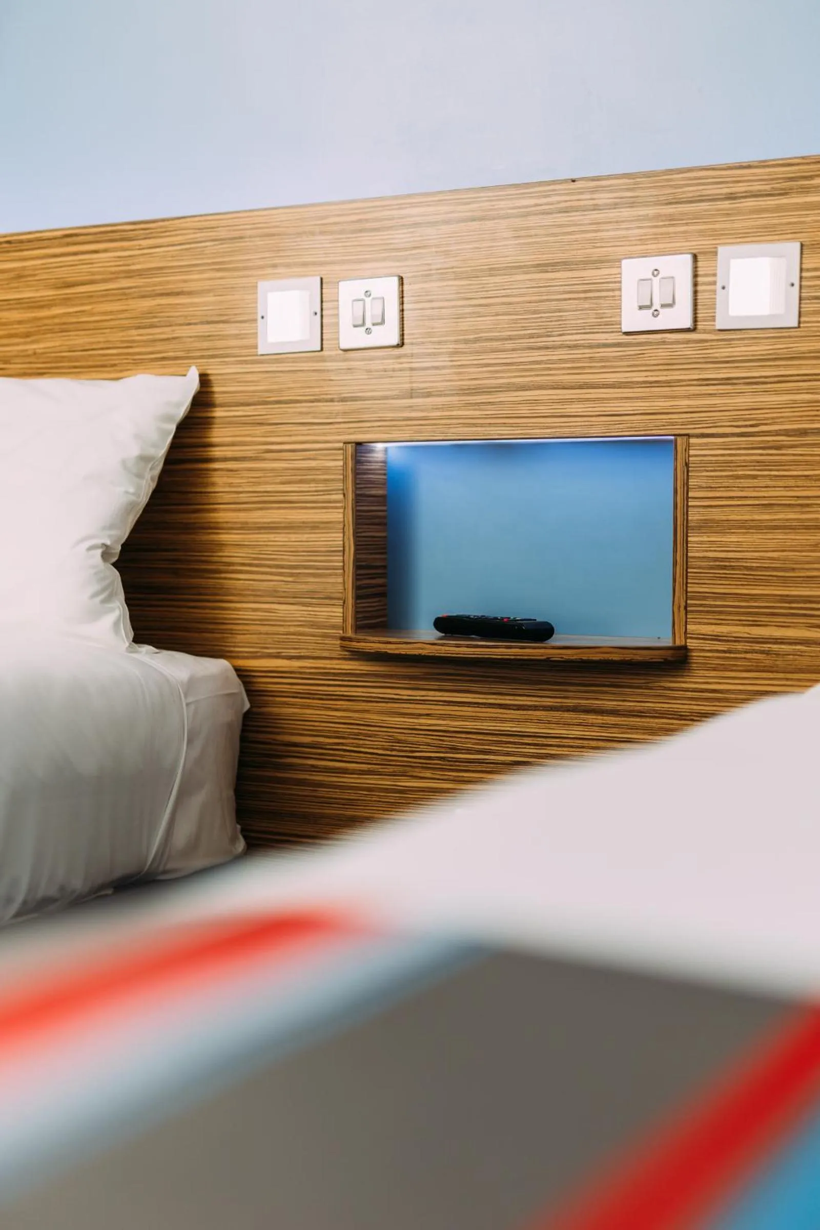 Bedroom, Bed in Travelodge Belfast