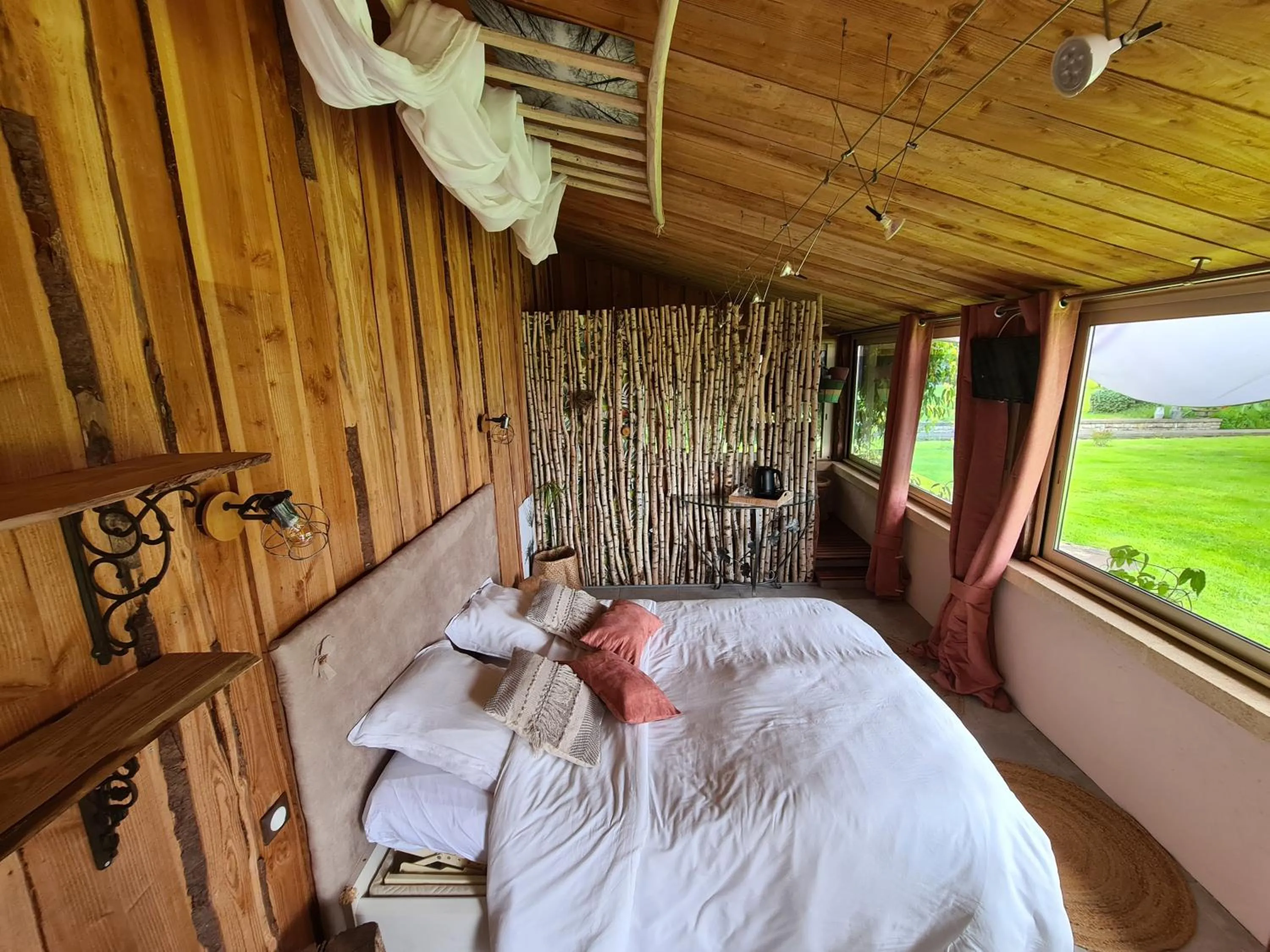 Photo of the whole room, Bed in Le p'tit nid de Gabriel