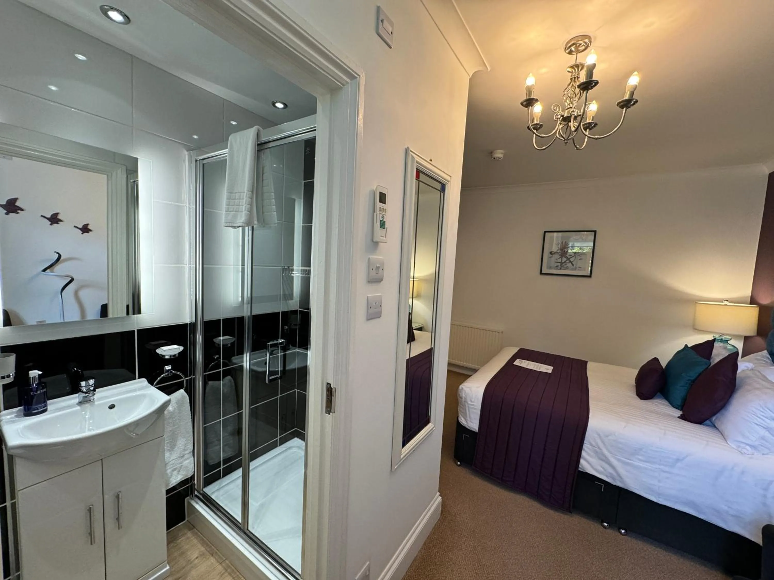 Shower, Bed in The 25 Boutique B&B - Adults Only