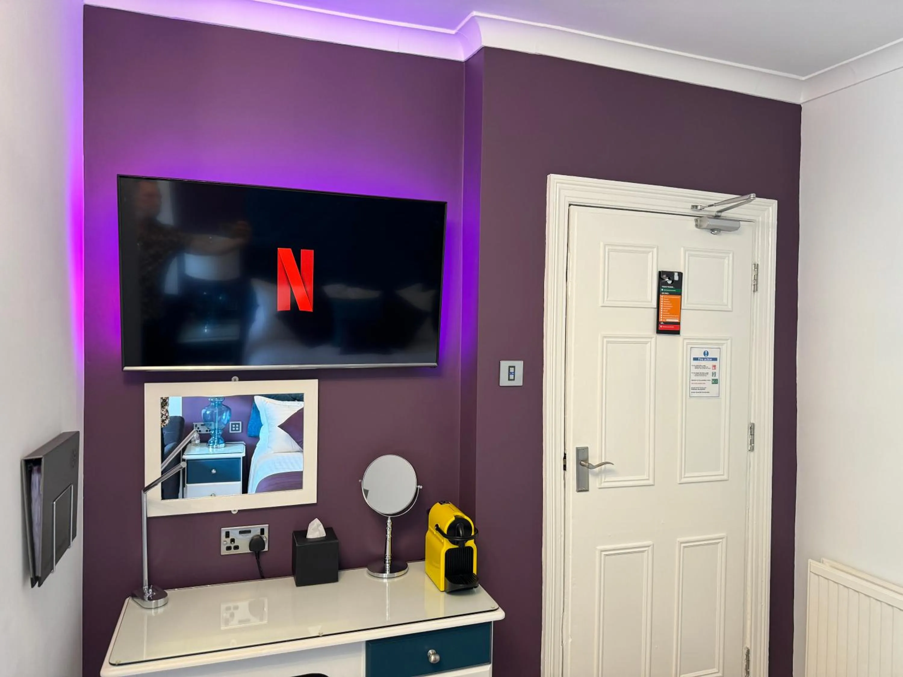 TV and multimedia in The 25 Boutique B&B - Adults Only