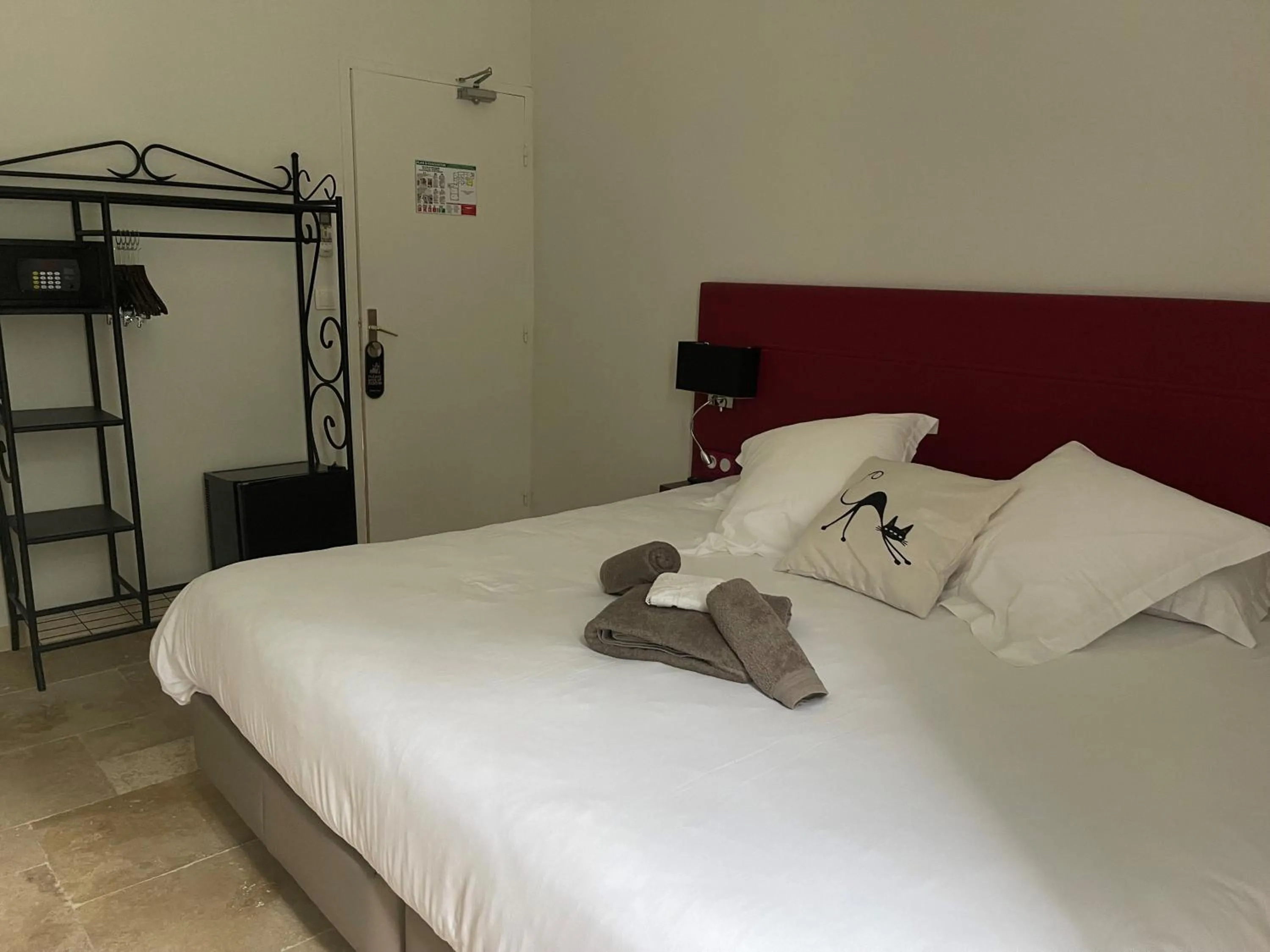 Property building, Bed in Logis Hotel Restaurant Le Domaine de la Régalière