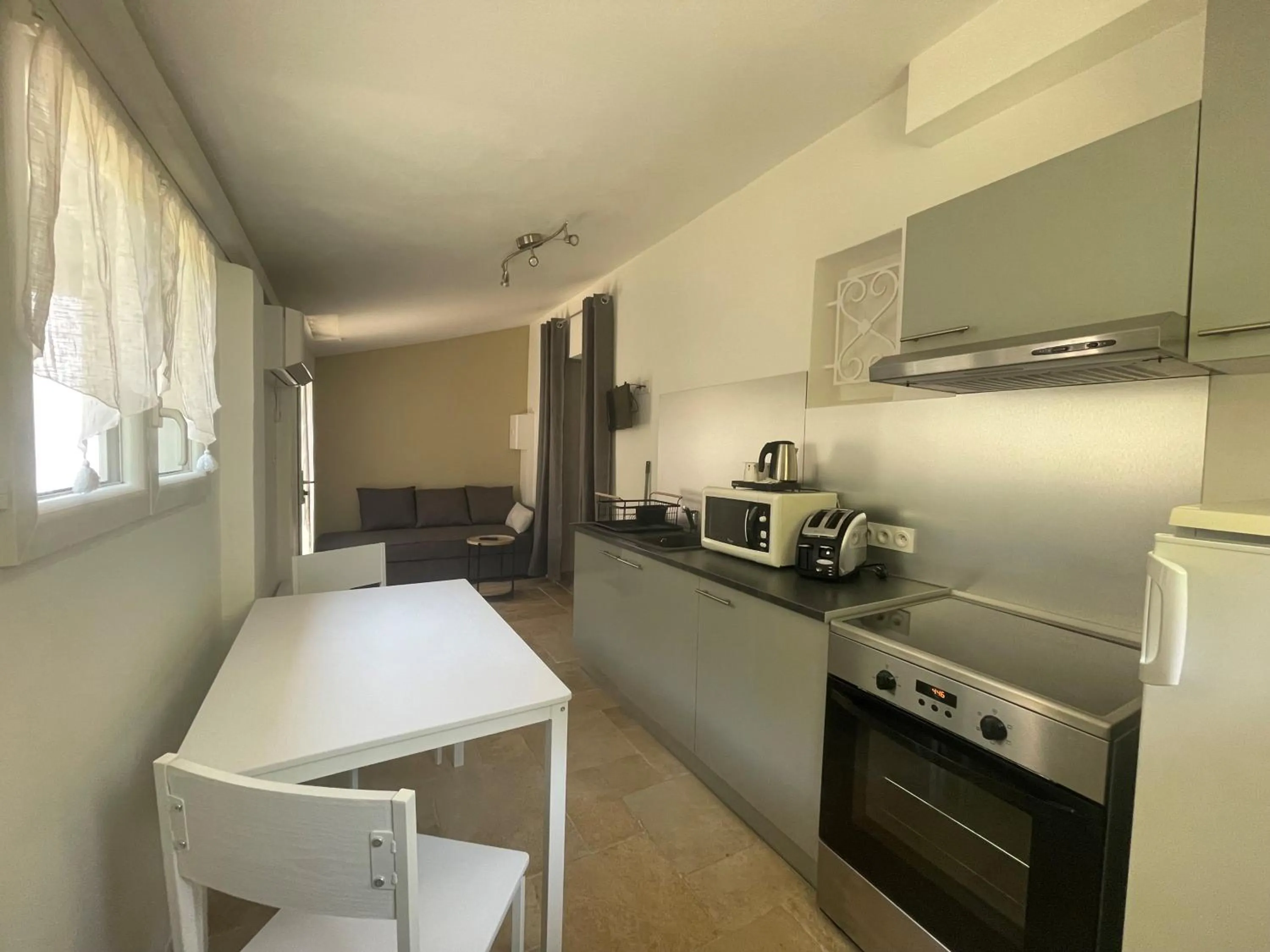 Coffee/tea facilities in Logis Hotel Restaurant Le Domaine de la Régalière