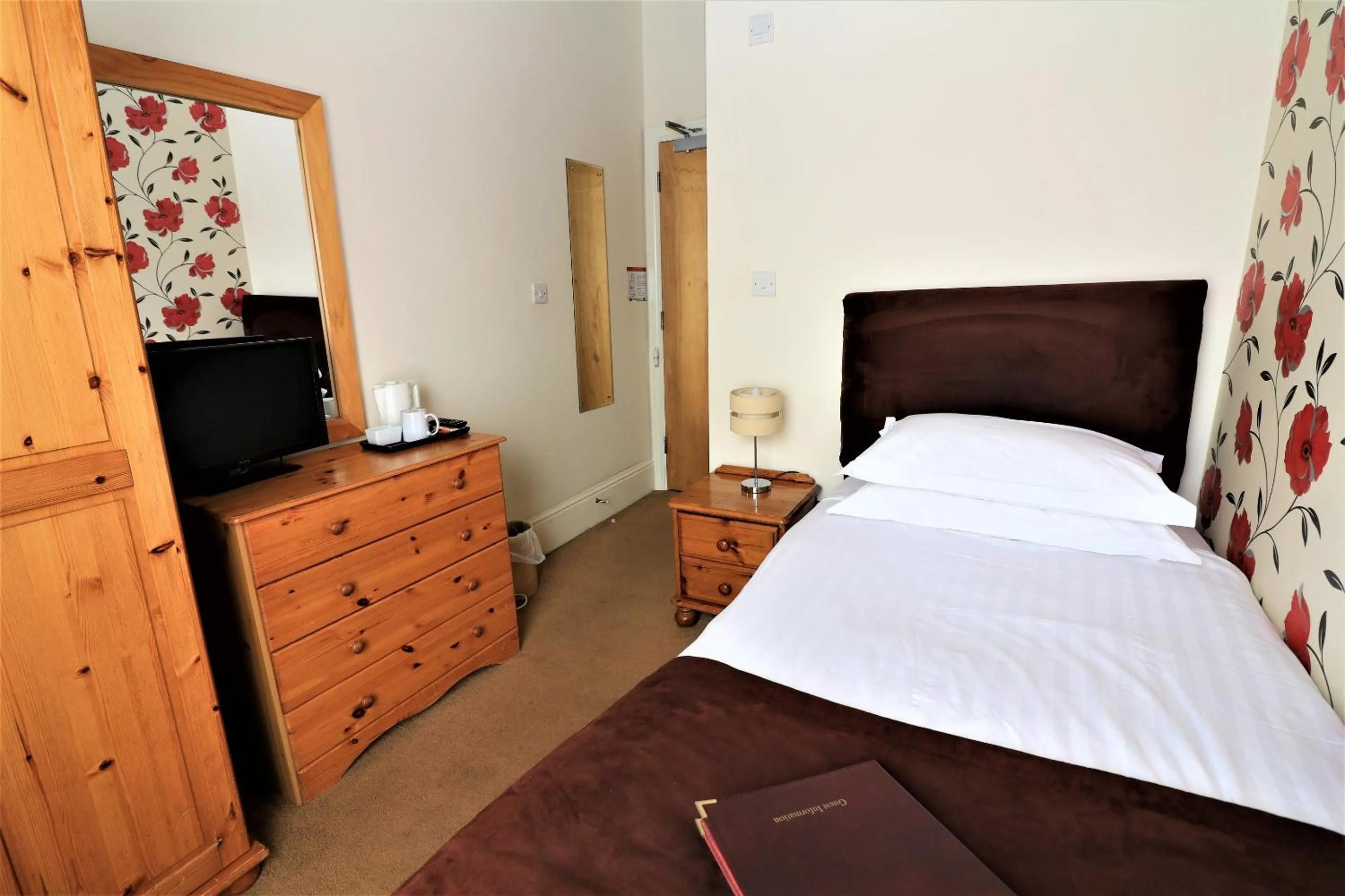 Bedroom, Bed in The Berkeley Guesthouse