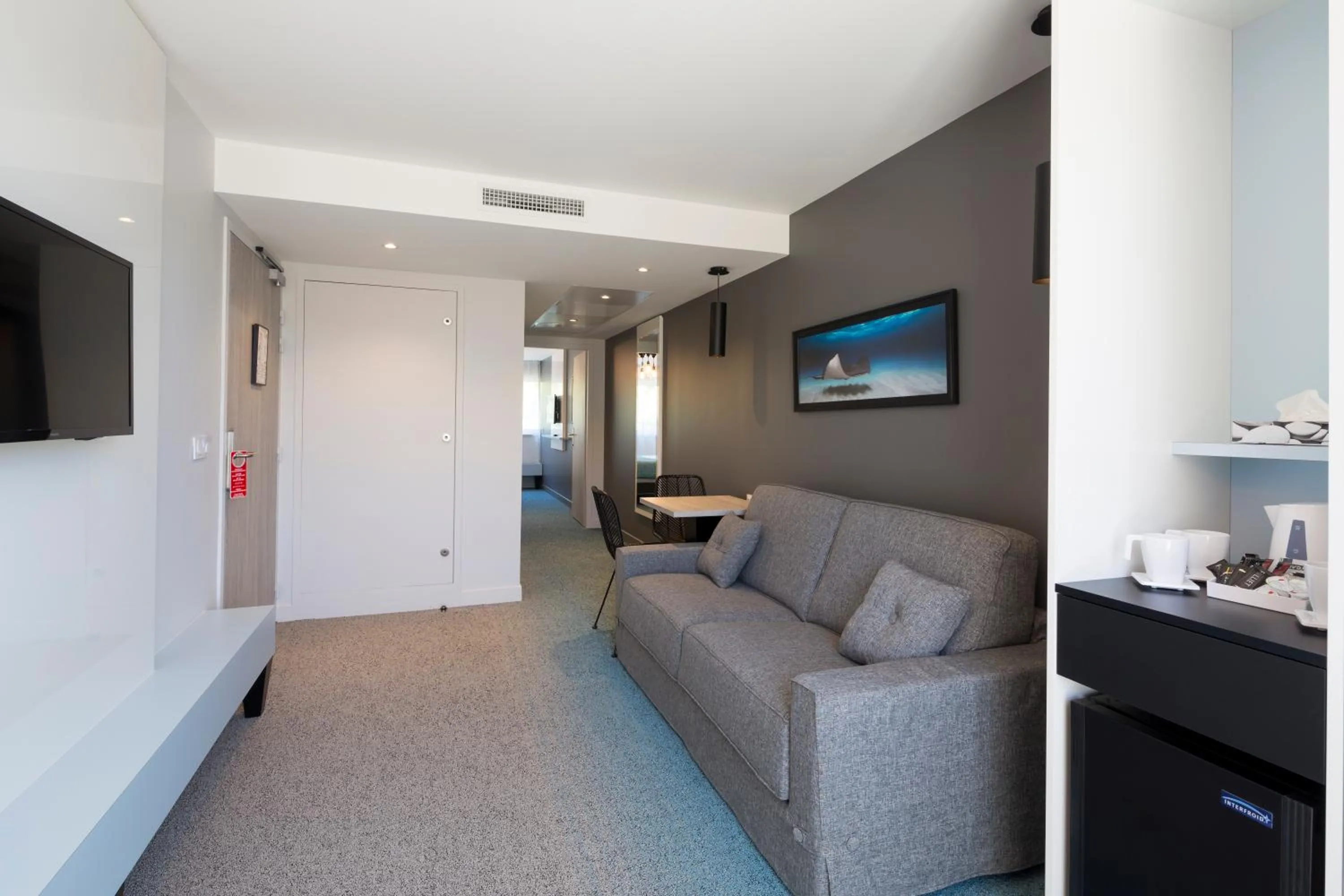 People in Logis Hôtel Les Pins - Opéralia