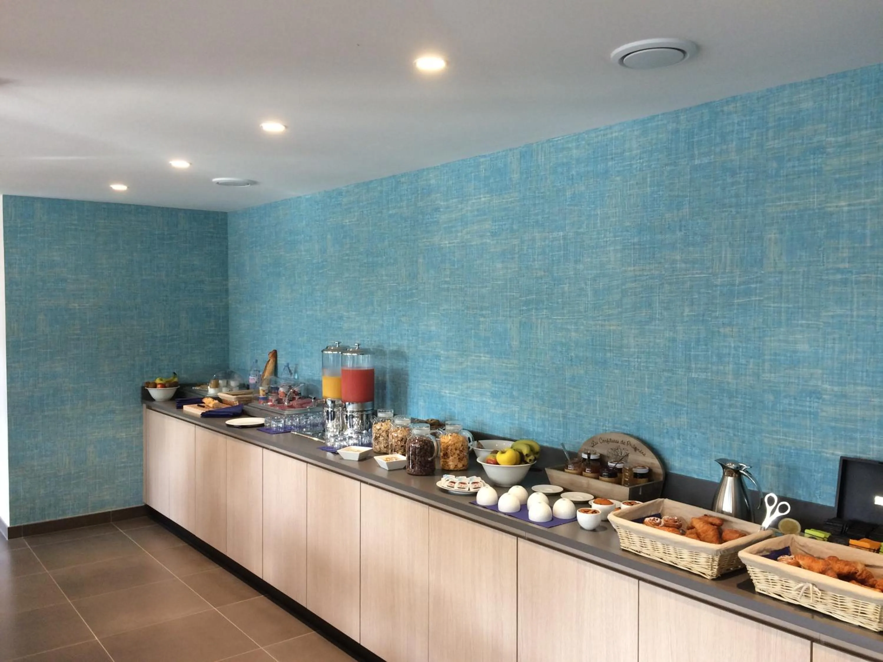 Restaurant/places to eat in Logis Hôtel Les Pins - Opéralia