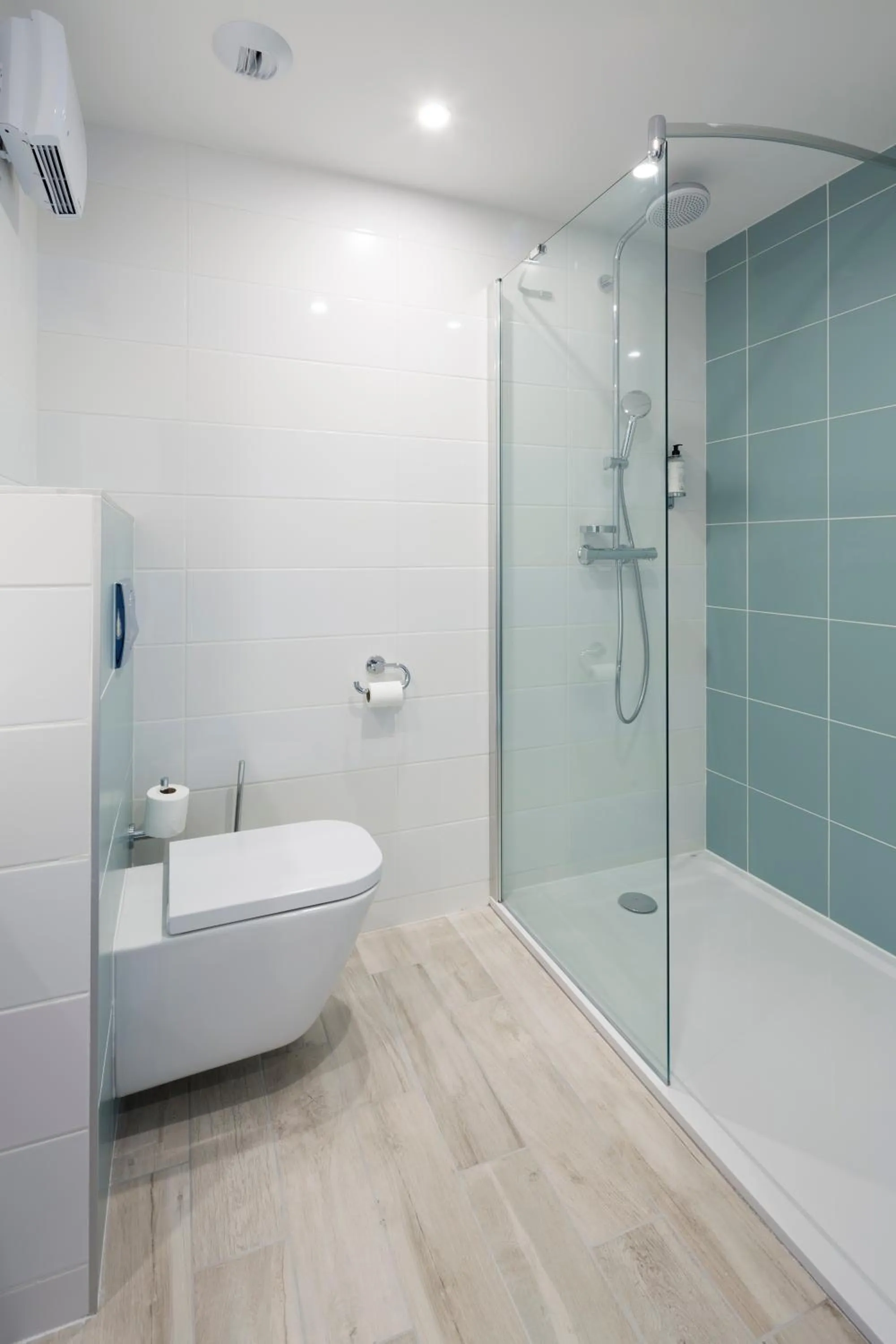 Bathroom in Logis Hôtel Les Pins - Opéralia