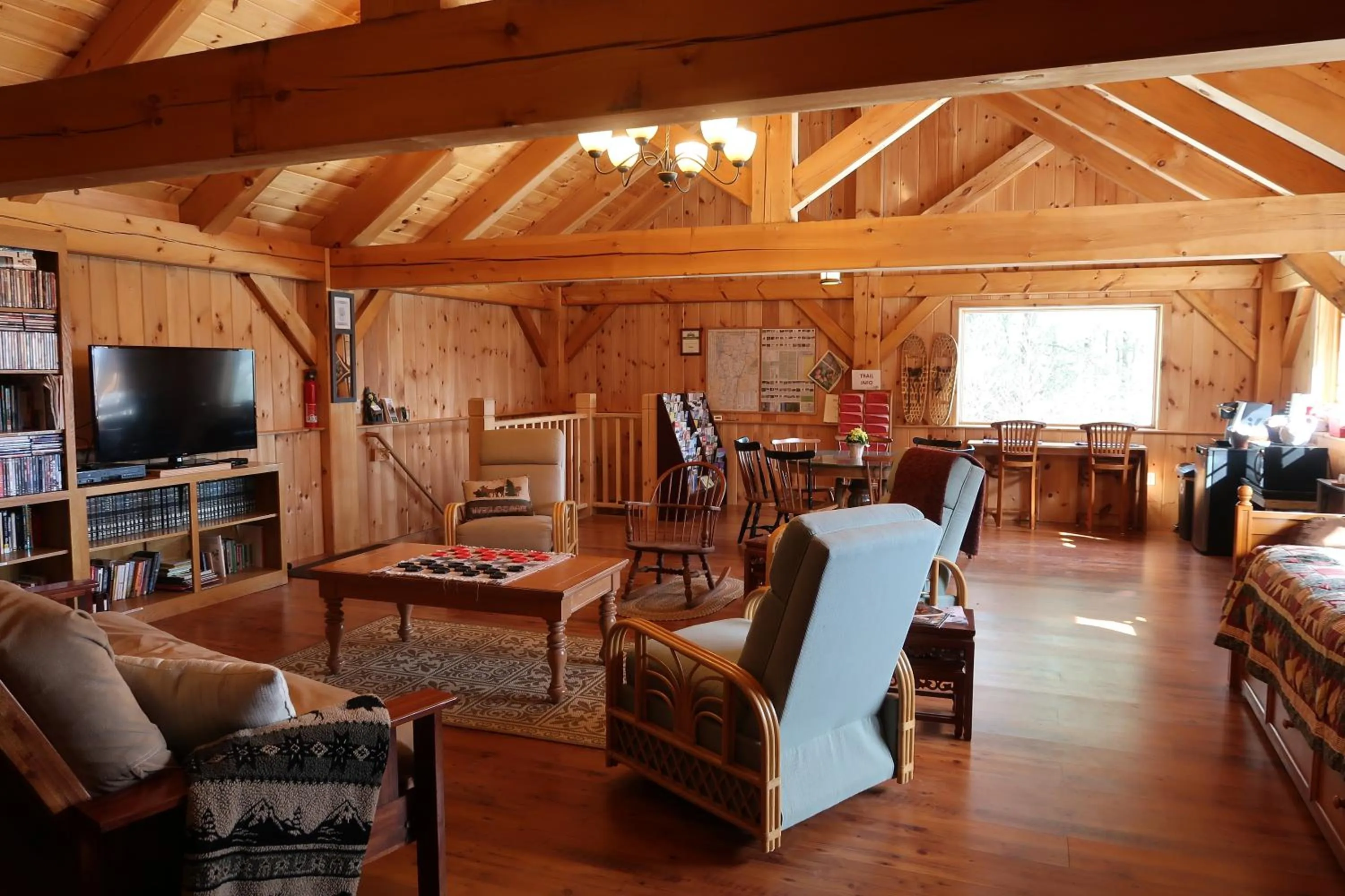 Communal lounge/ TV room in Robert Frost Mountain Cabins
