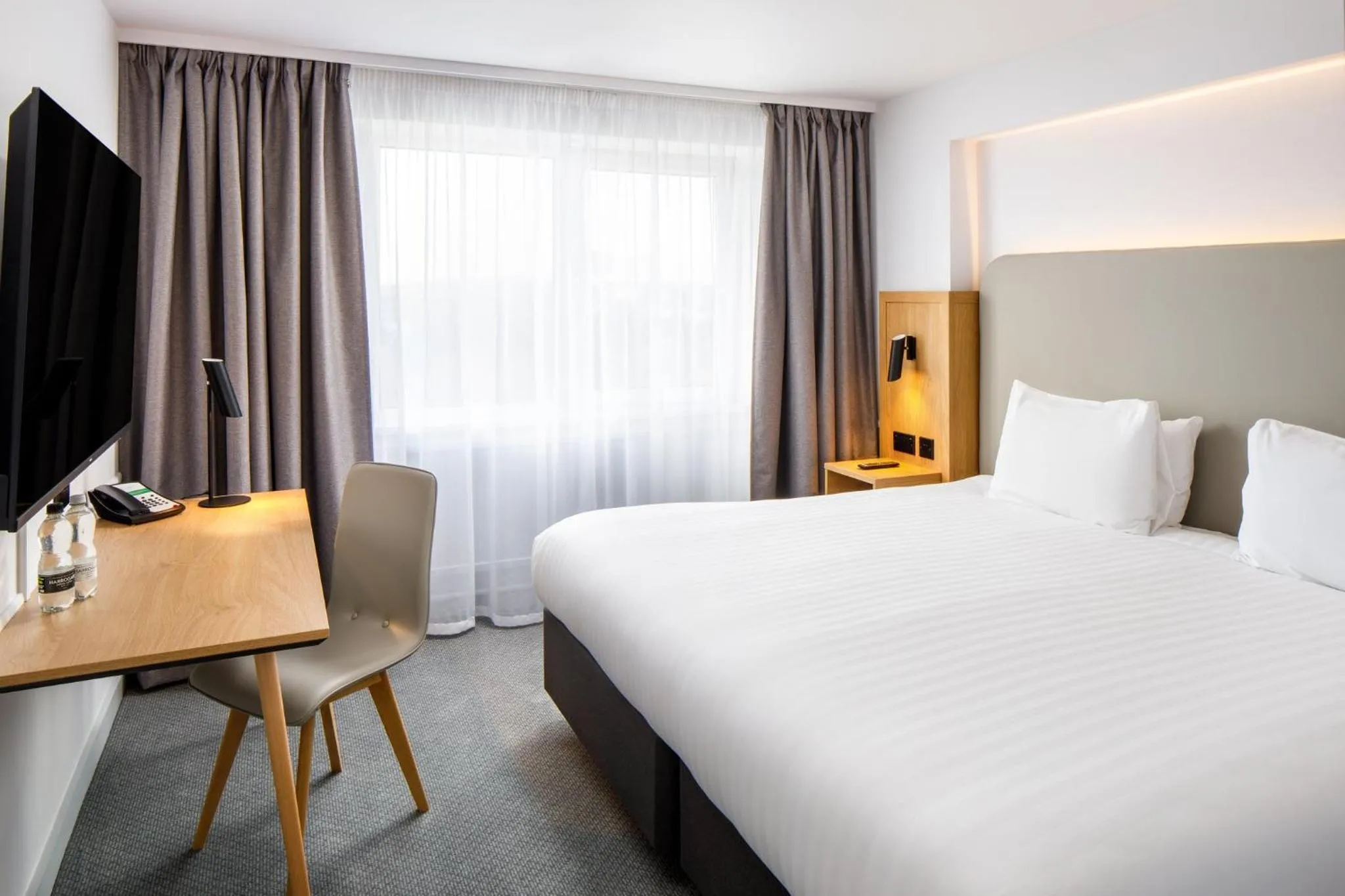 Photo of the whole room, Bed in Holiday Inn Basildon by IHG