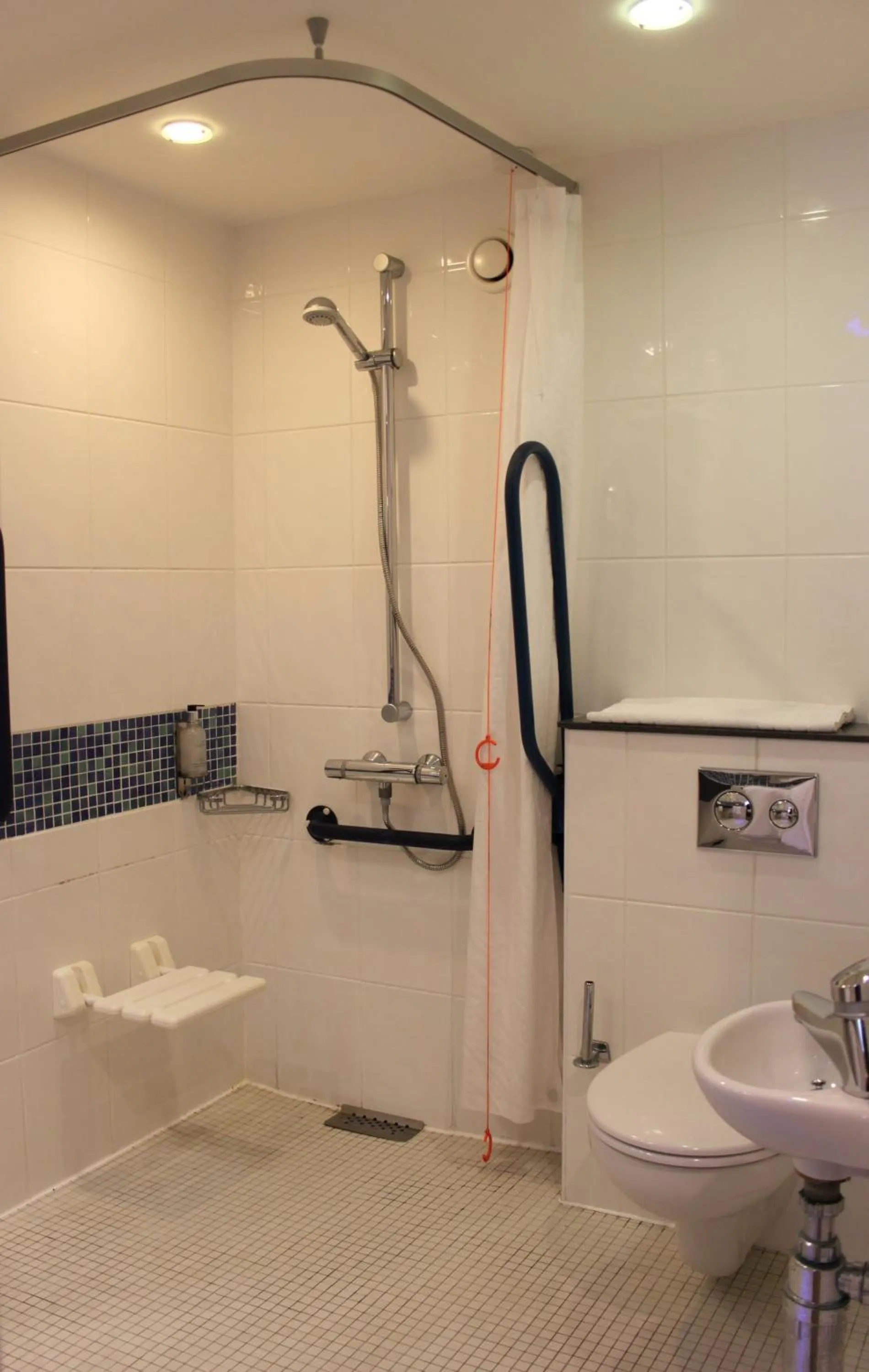 Photo of the whole room, Bathroom in Holiday Inn Express Cardiff Airport