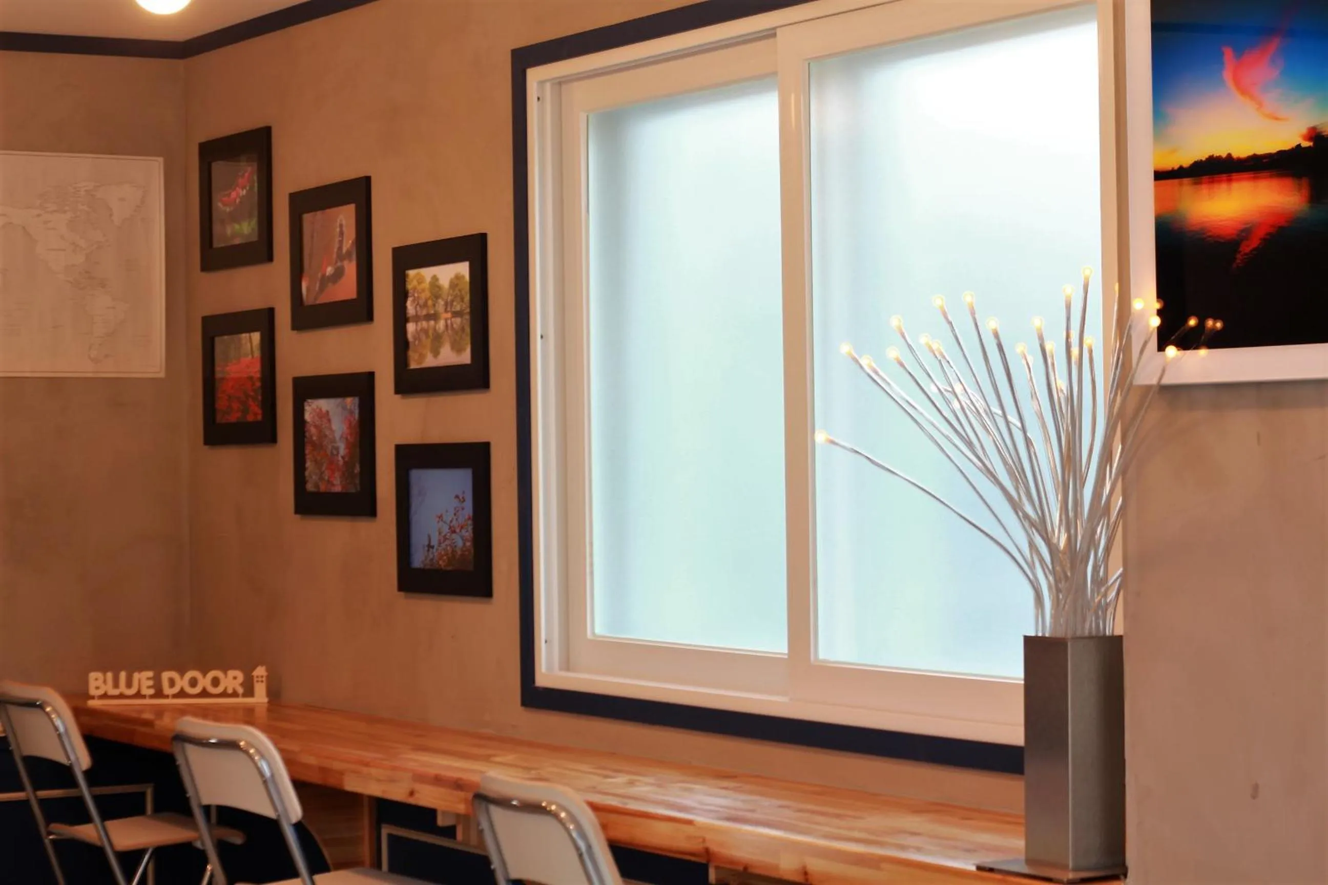 Communal lounge/ TV room in Blue Door Hostel Guesthouse