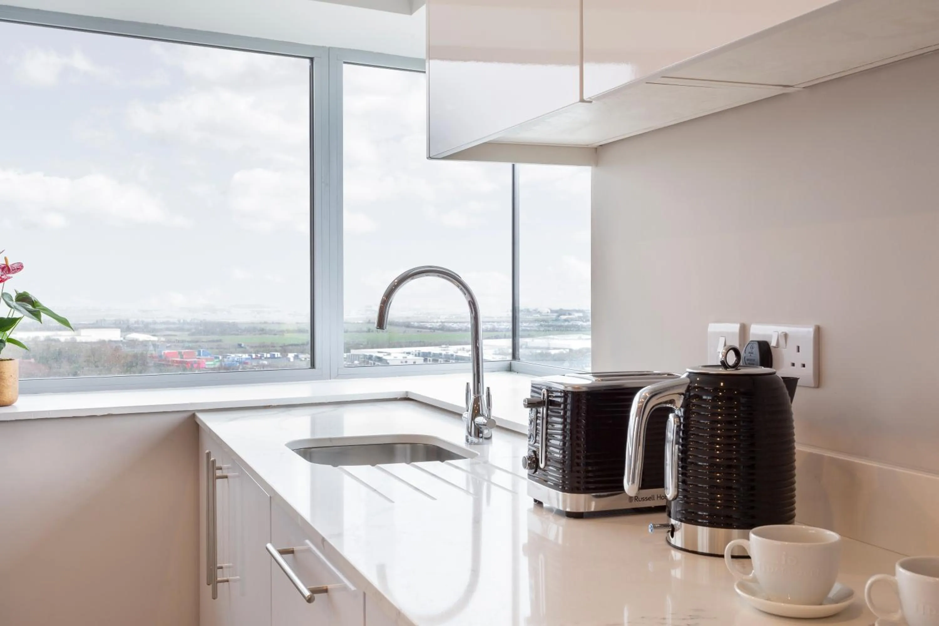 Kitchen or kitchenette in Metro Hotel Dublin Airport