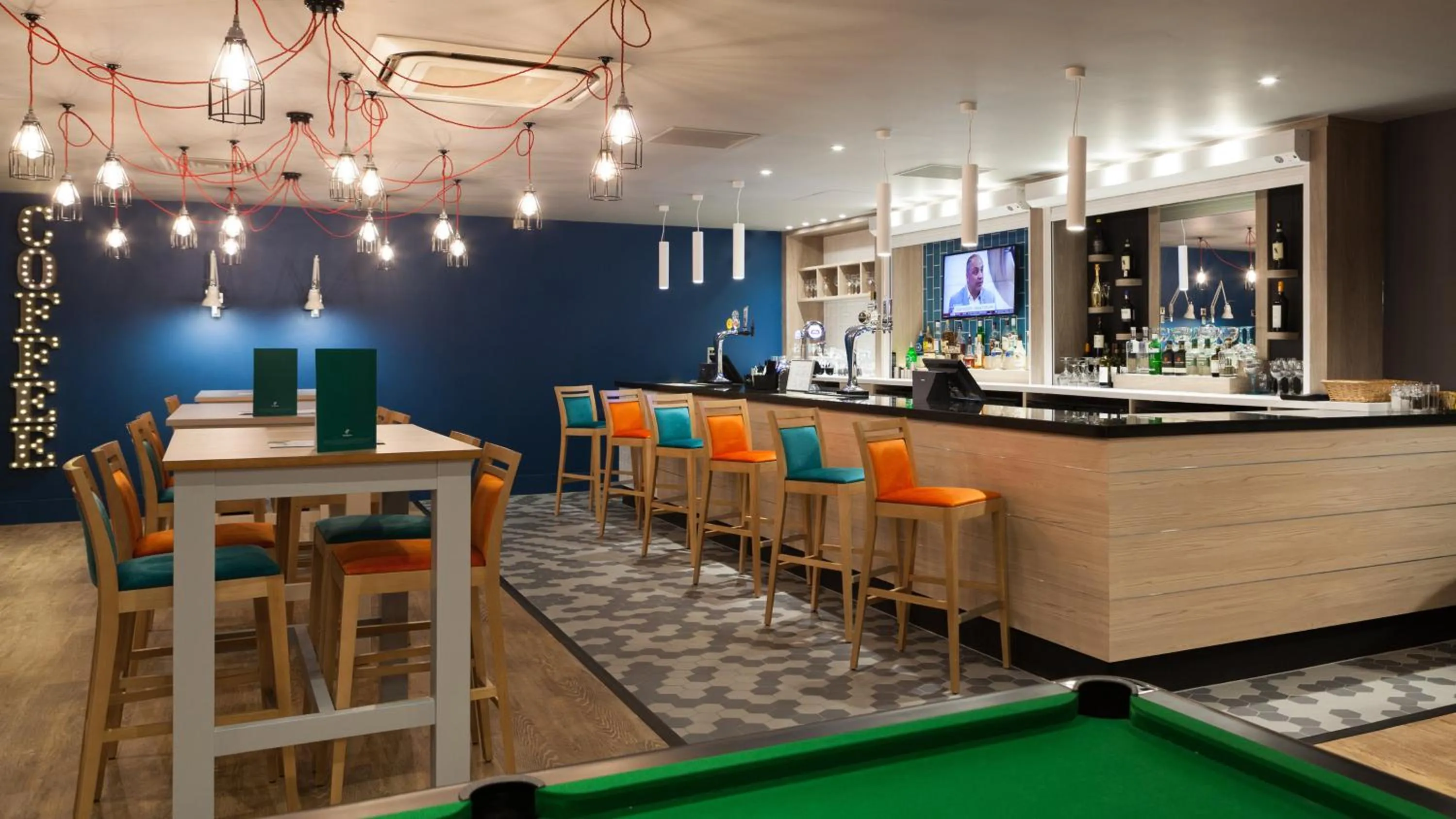 Lounge or bar in Holiday Inn Runcorn M56 Junction 12 by IHG