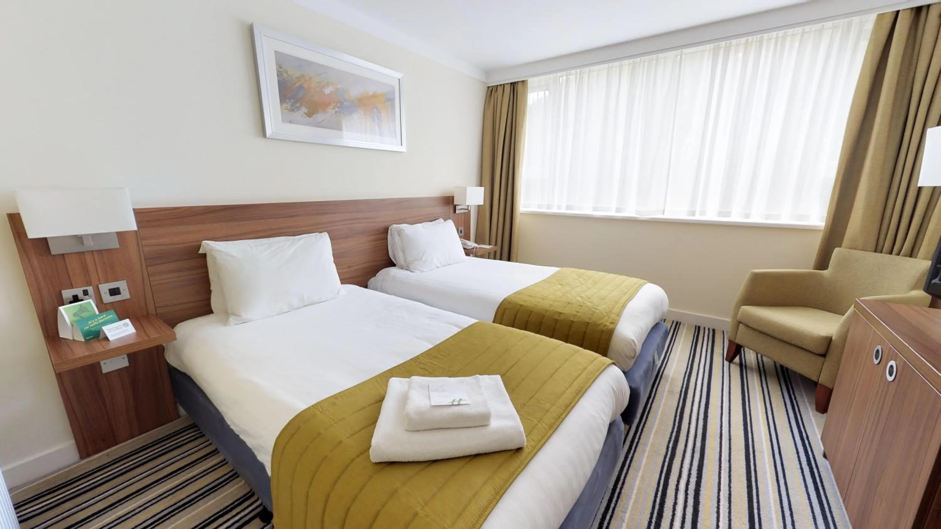 Bed in Holiday Inn Runcorn M56 Junction 12 by IHG