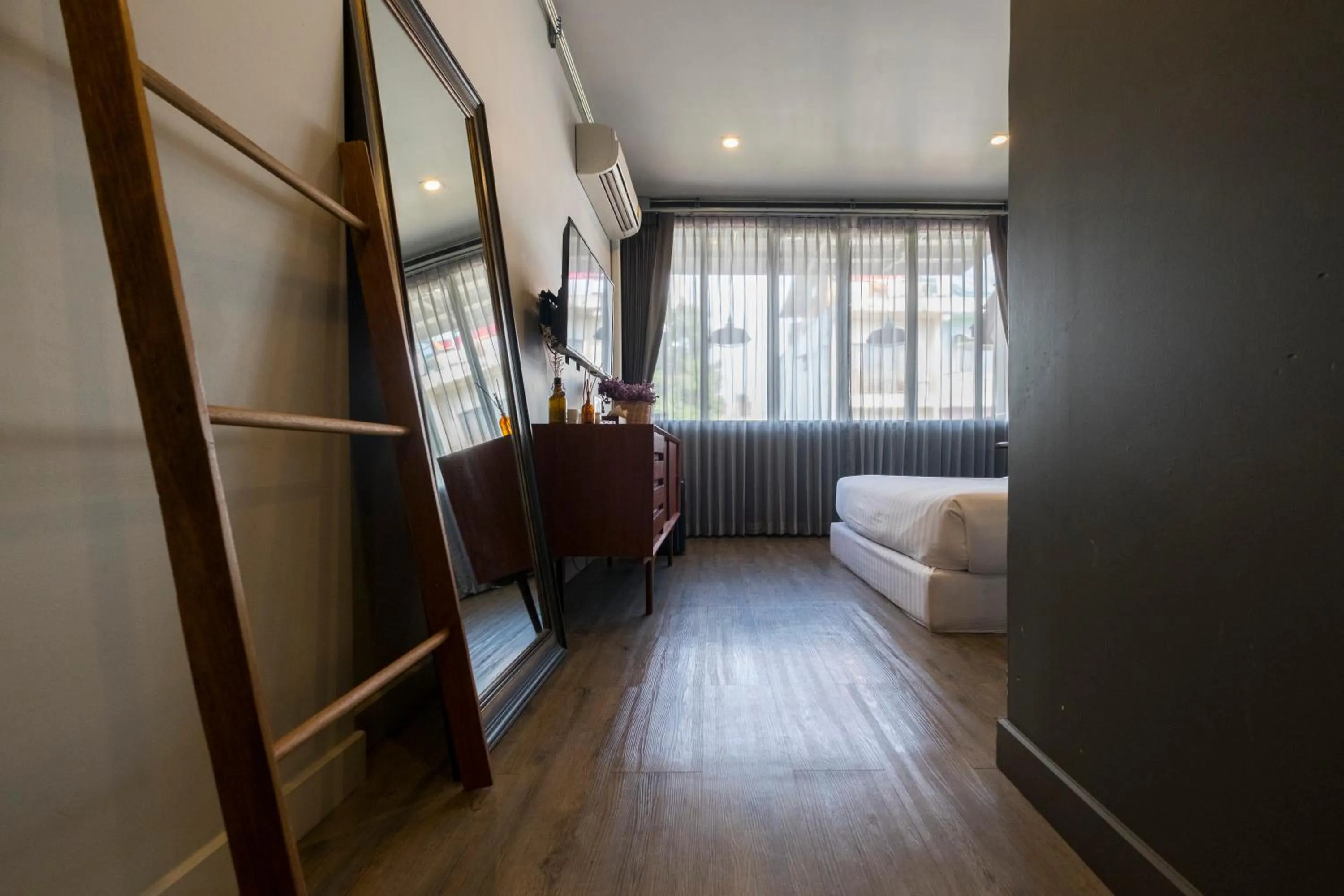 Photo of the whole room, Bed in Iron32 Hotel