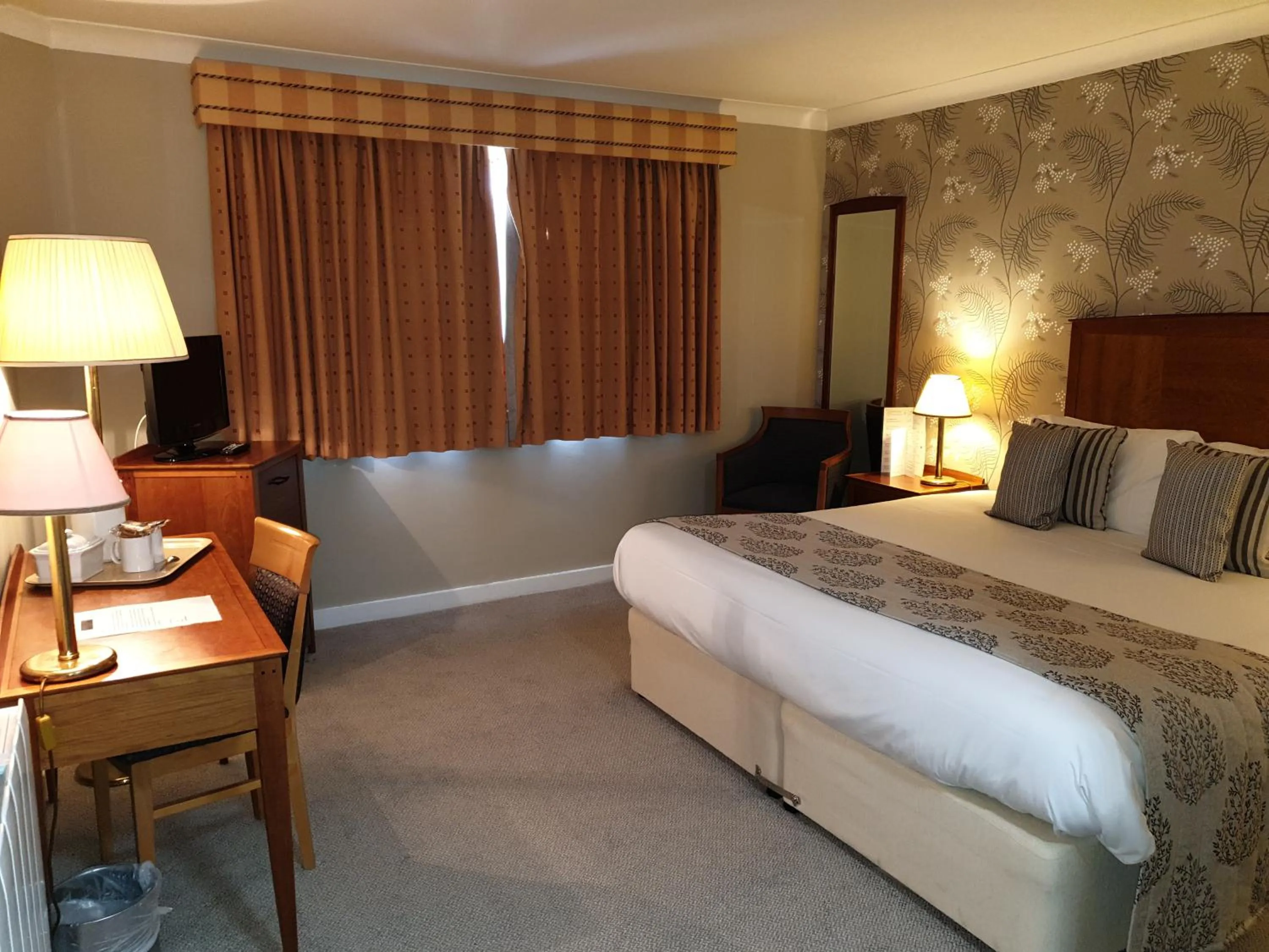 Photo of the whole room, Bed in Red Lion Hotel