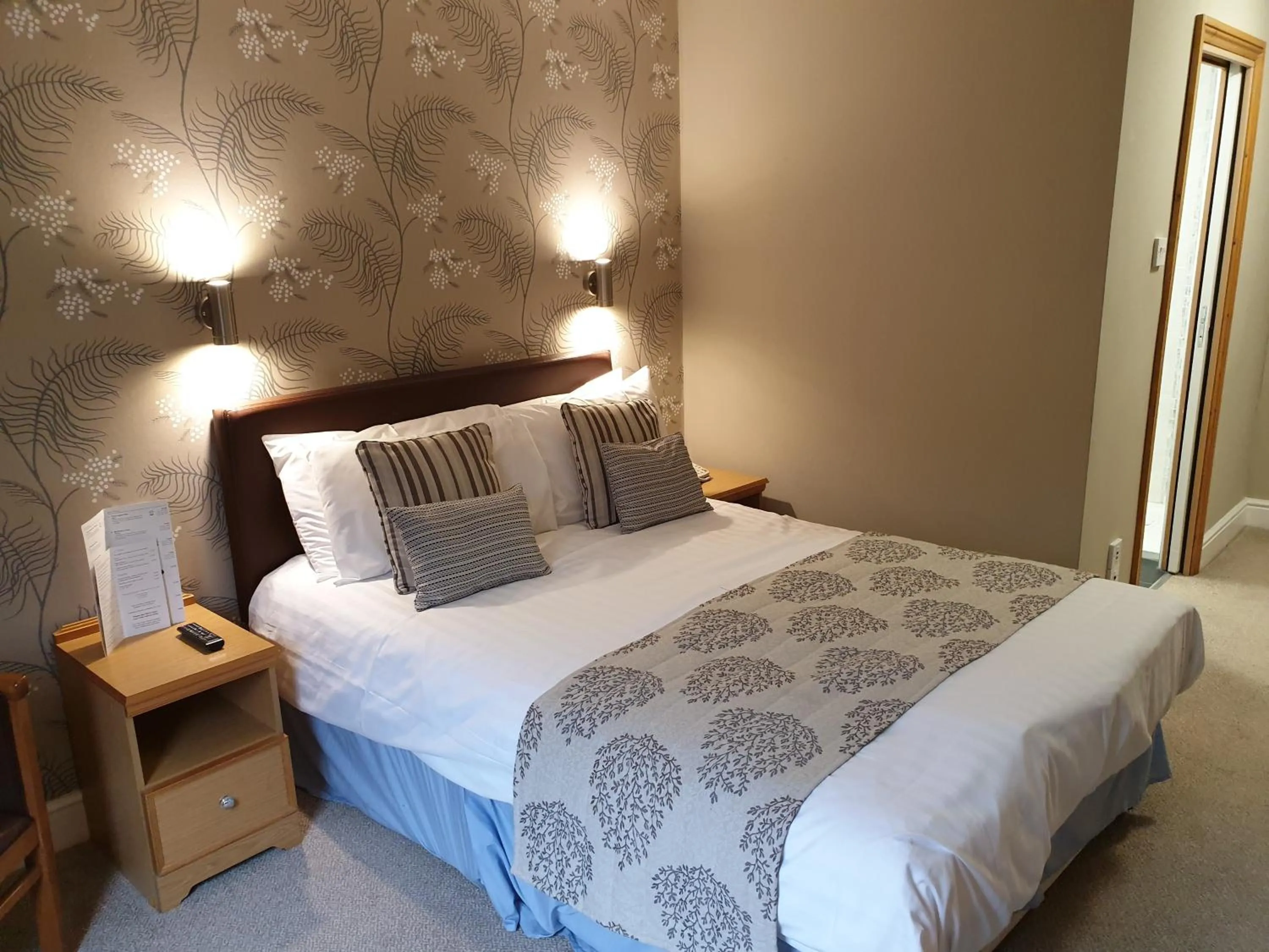 Bedroom, Bed in Red Lion Hotel