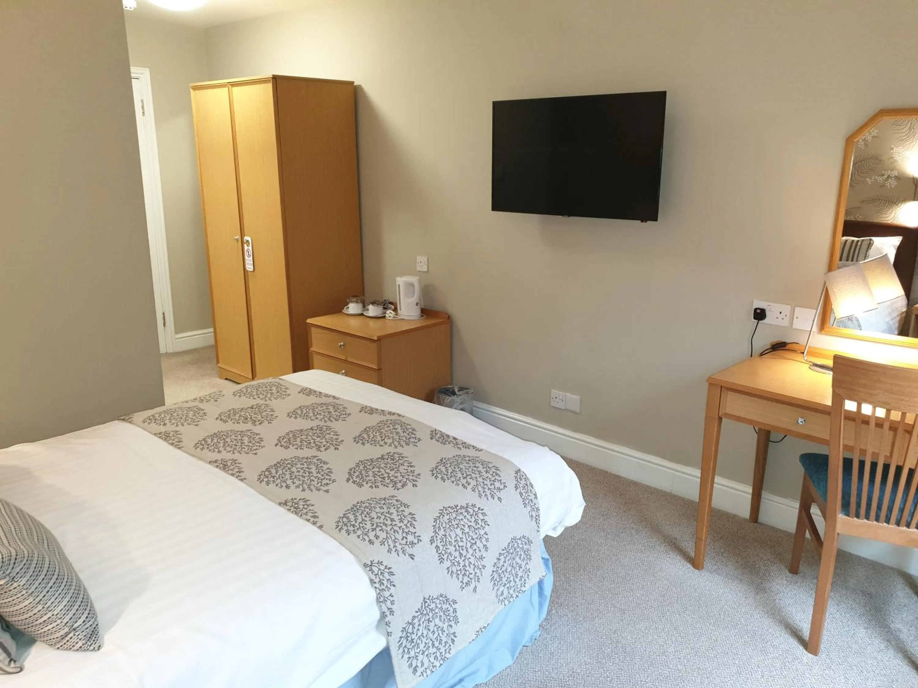 Bedroom, Bed in Red Lion Hotel