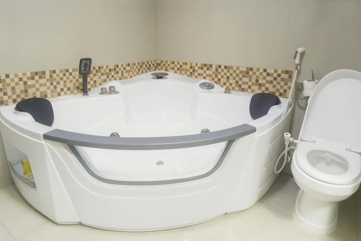 Bath in Aljamal Hotel