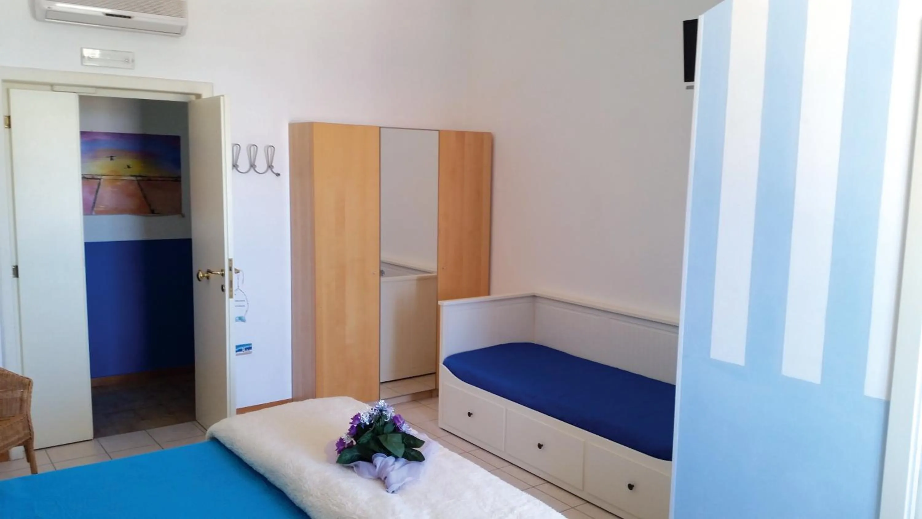 Photo of the whole room, Bed in Margheritamare