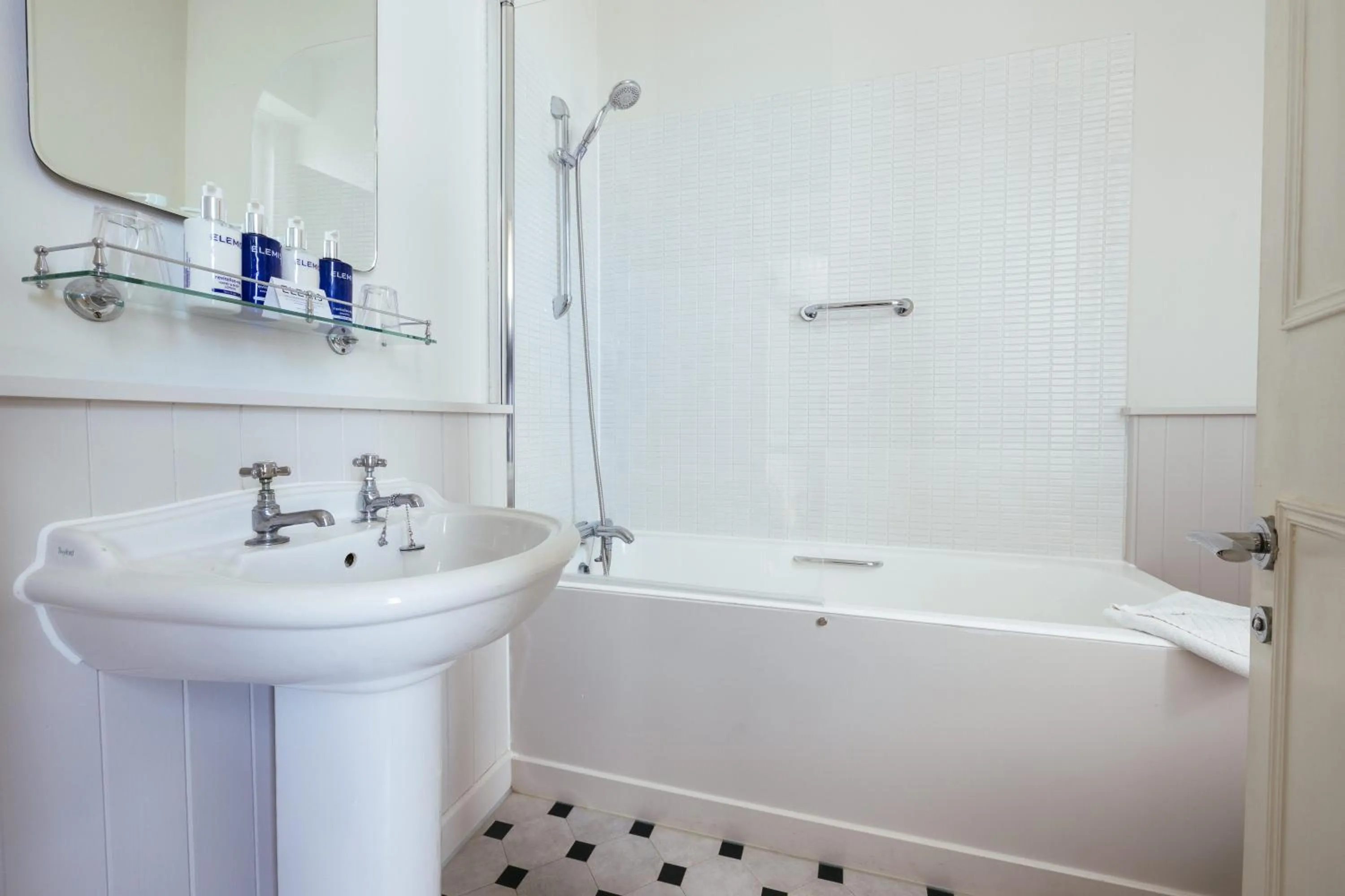 Bathroom in Polurrian on the Lizard