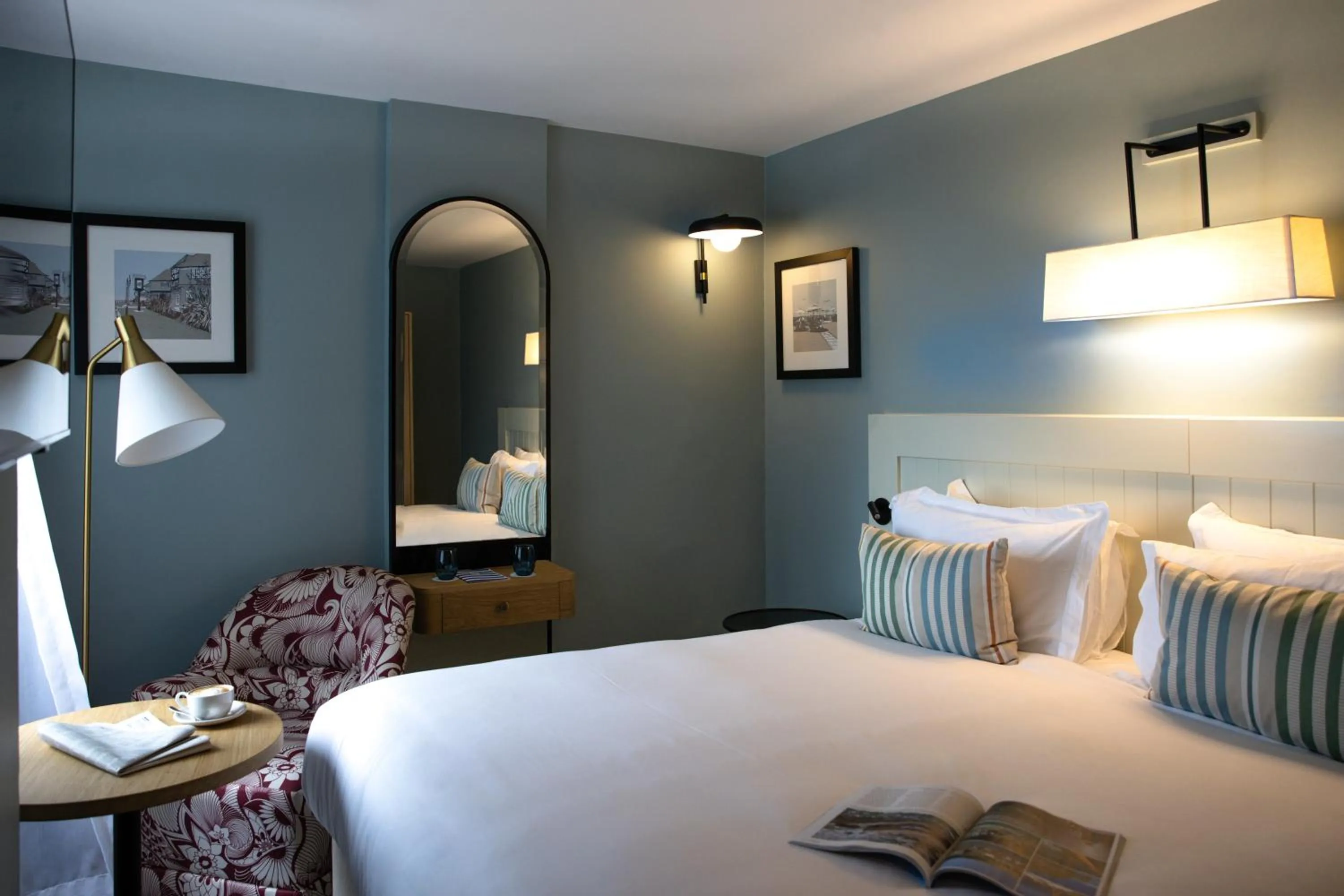 Bedroom, Bed in The Relais Cooden Beach and Spa