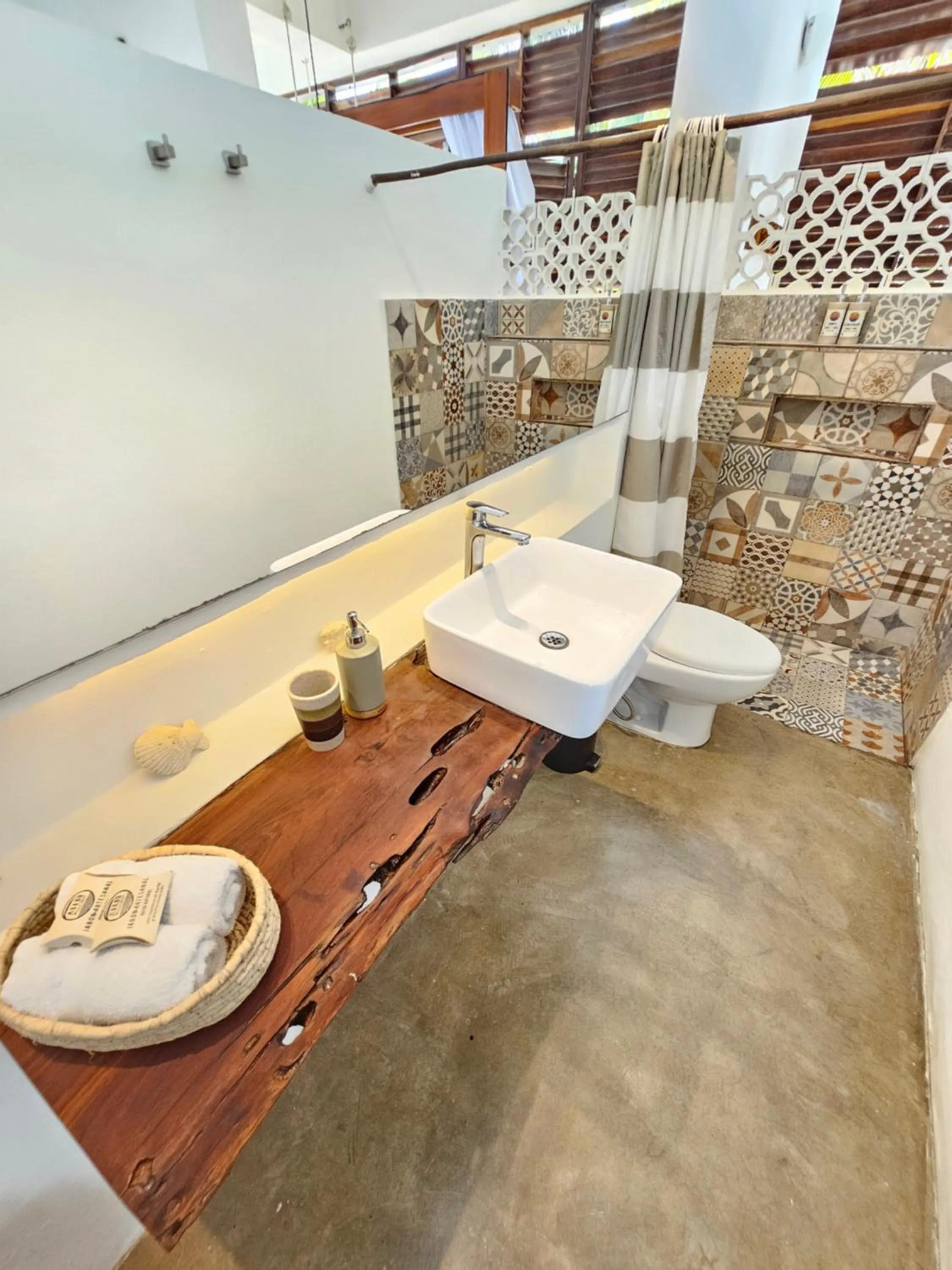 Bathroom in Makao Beach Hotel