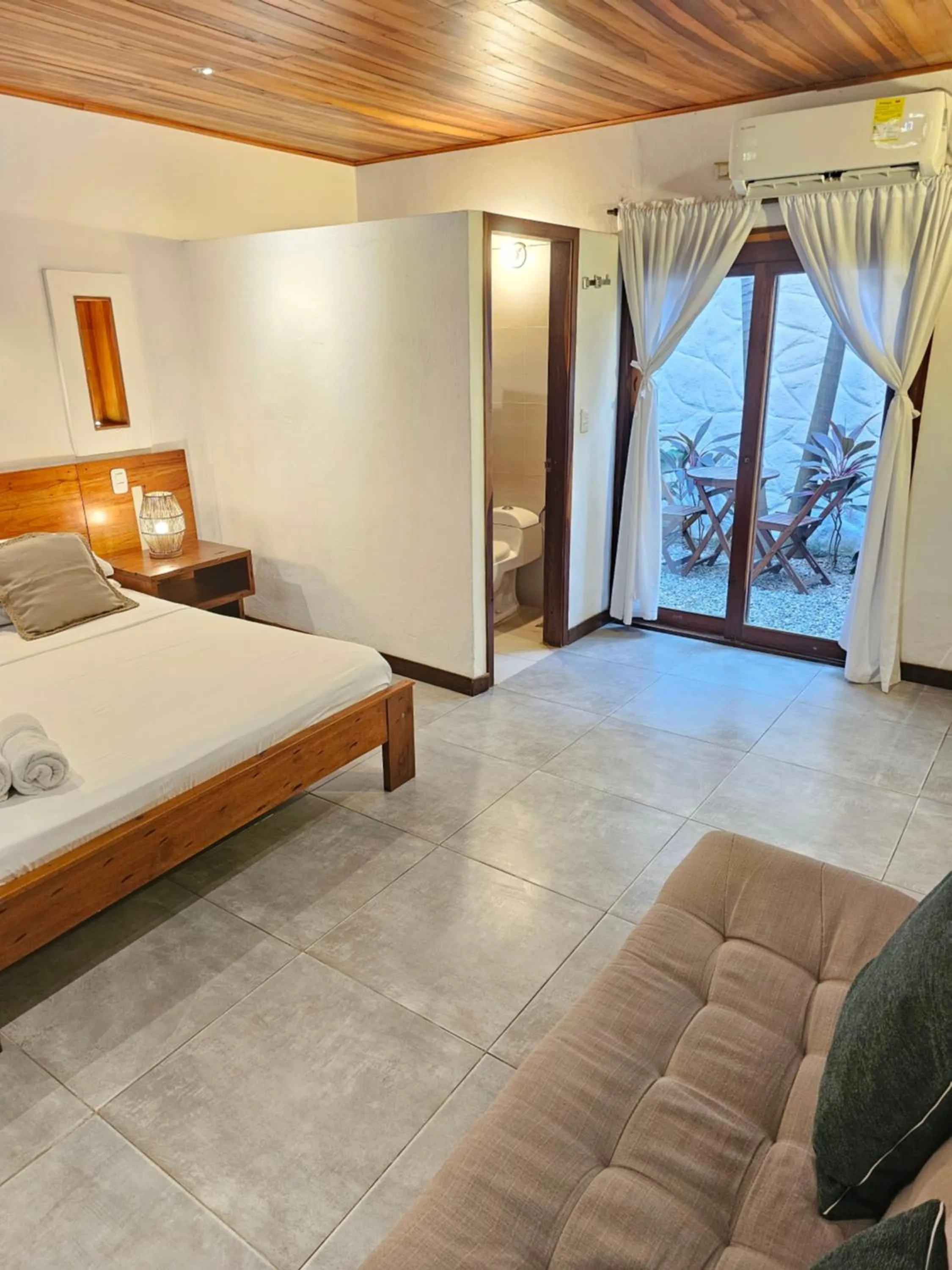 Shower, Bed in Makao Beach Hotel