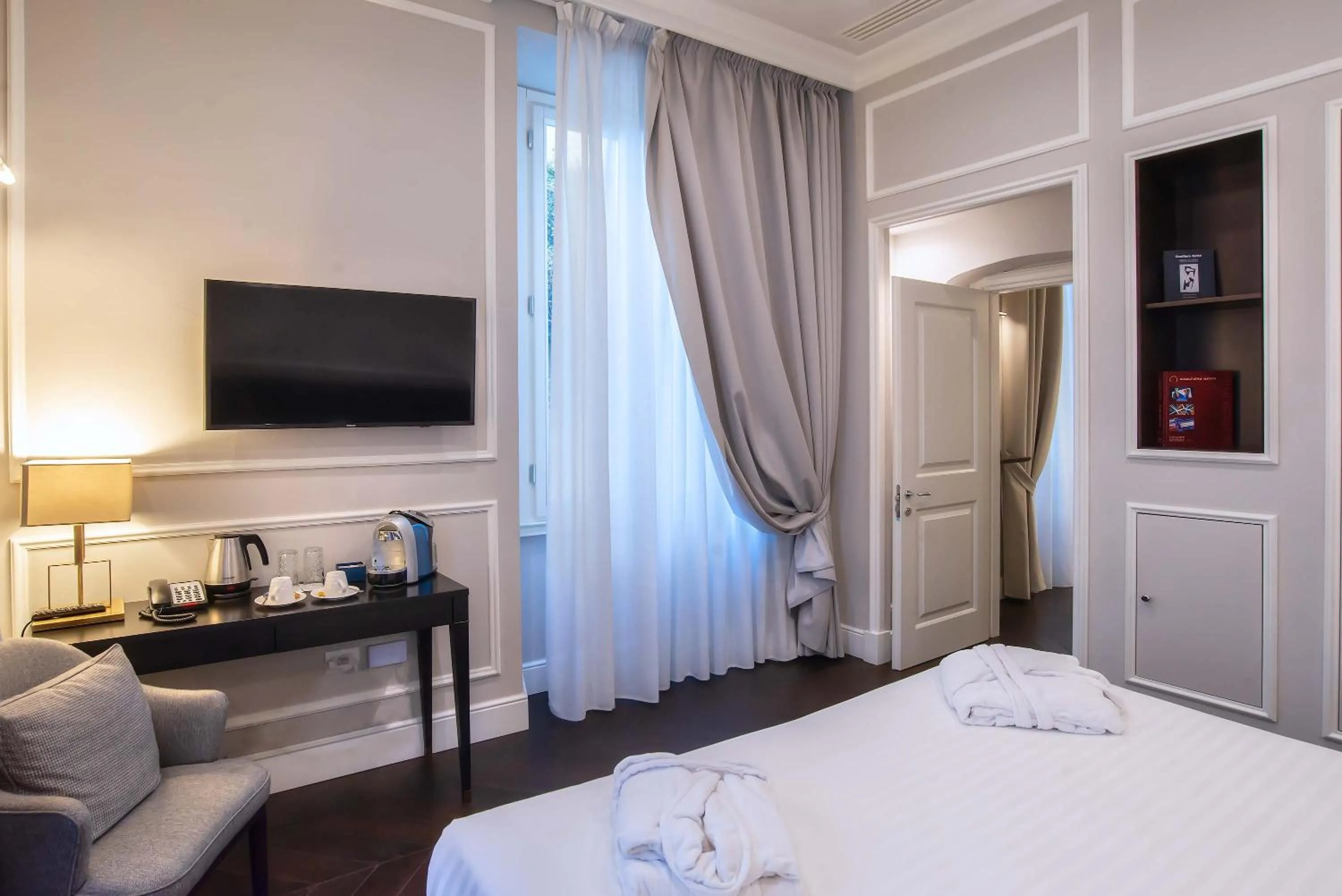 Photo of the whole room, Bed in Florence Luxury Guest House