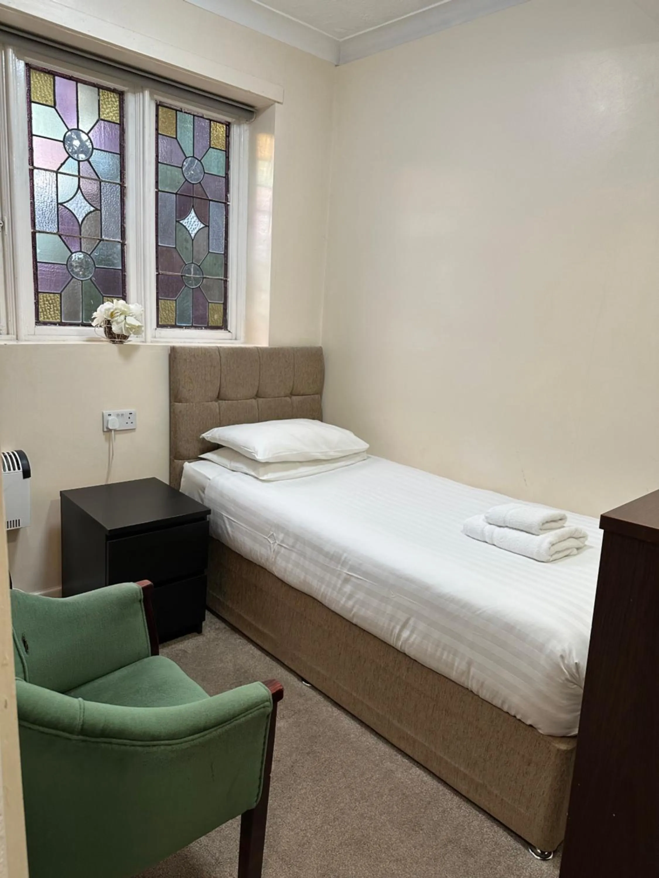 Bedroom, Bed in NormanHurst Hotel