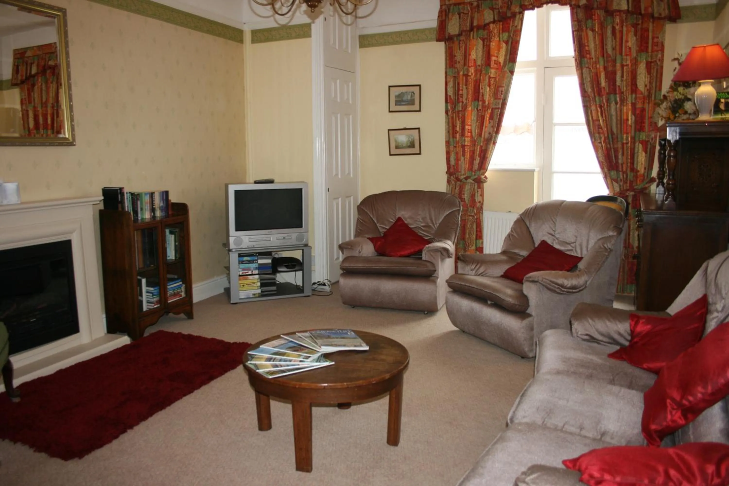 Communal lounge/ TV room in Yarn Market Hotel