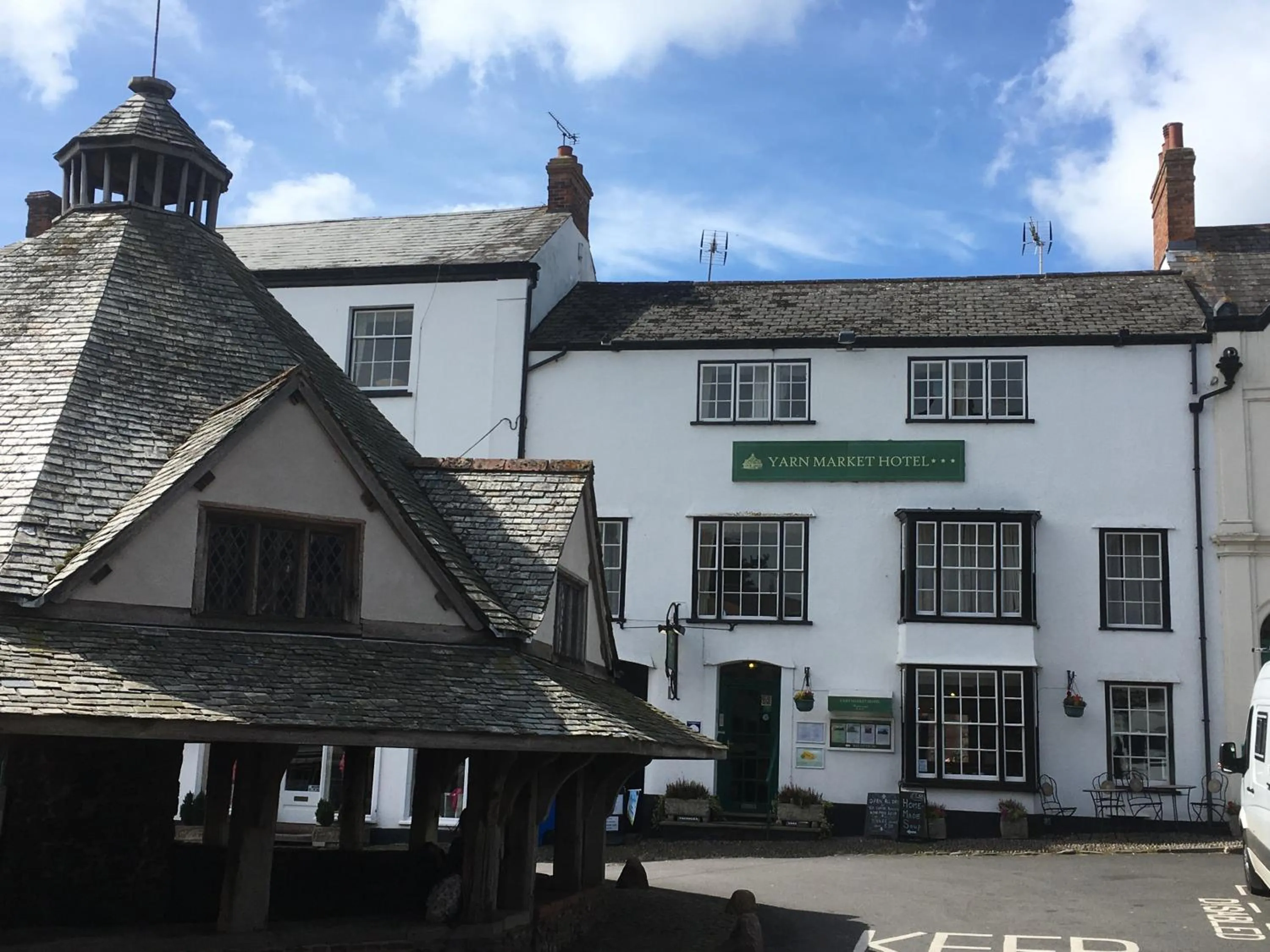 Facade/entrance in Yarn Market Hotel