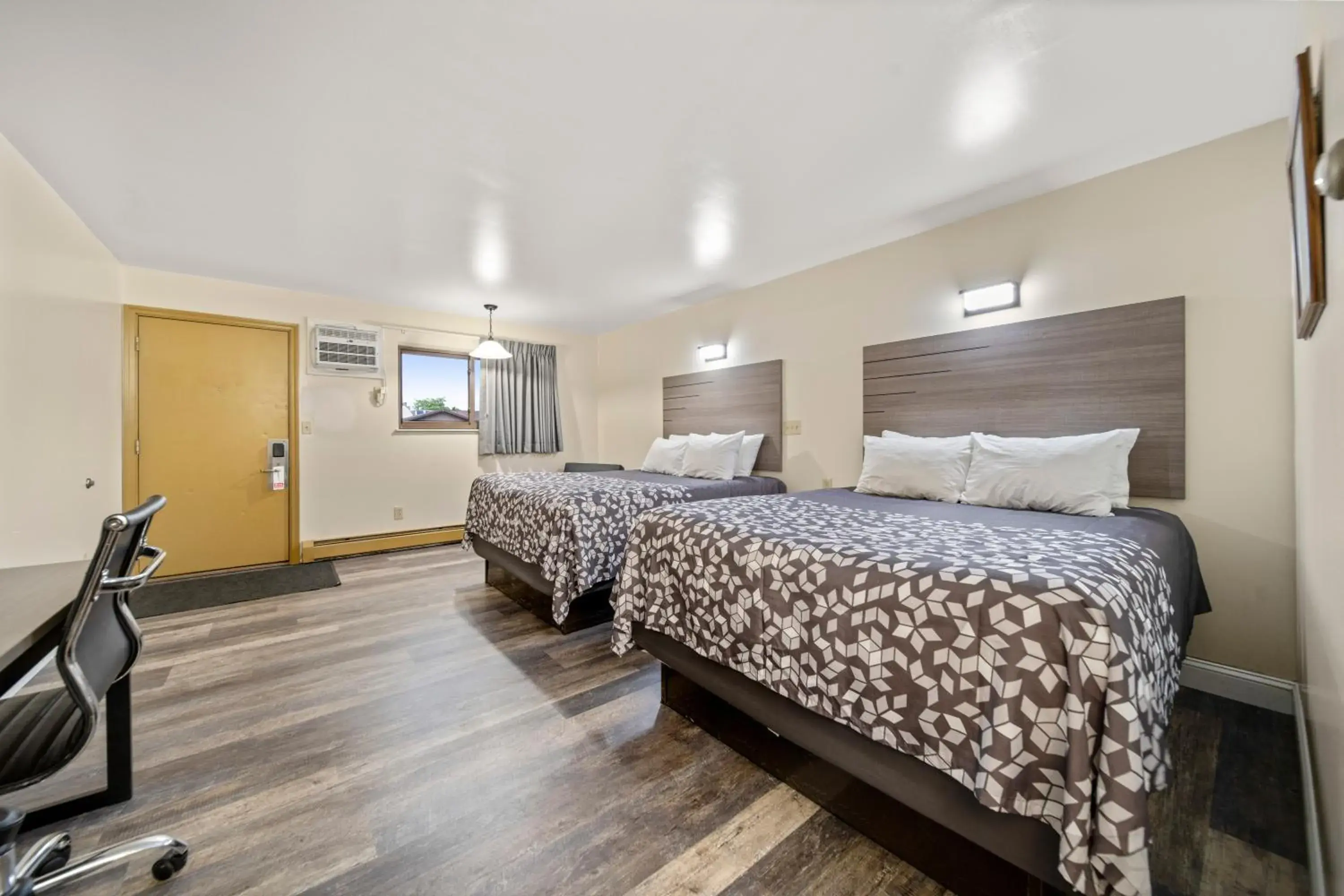 Deluxe Queen Room with Two Queen Beds in Kingsway Inn Deluxe Queen Room with Two Queen Beds in Kingsway Inn