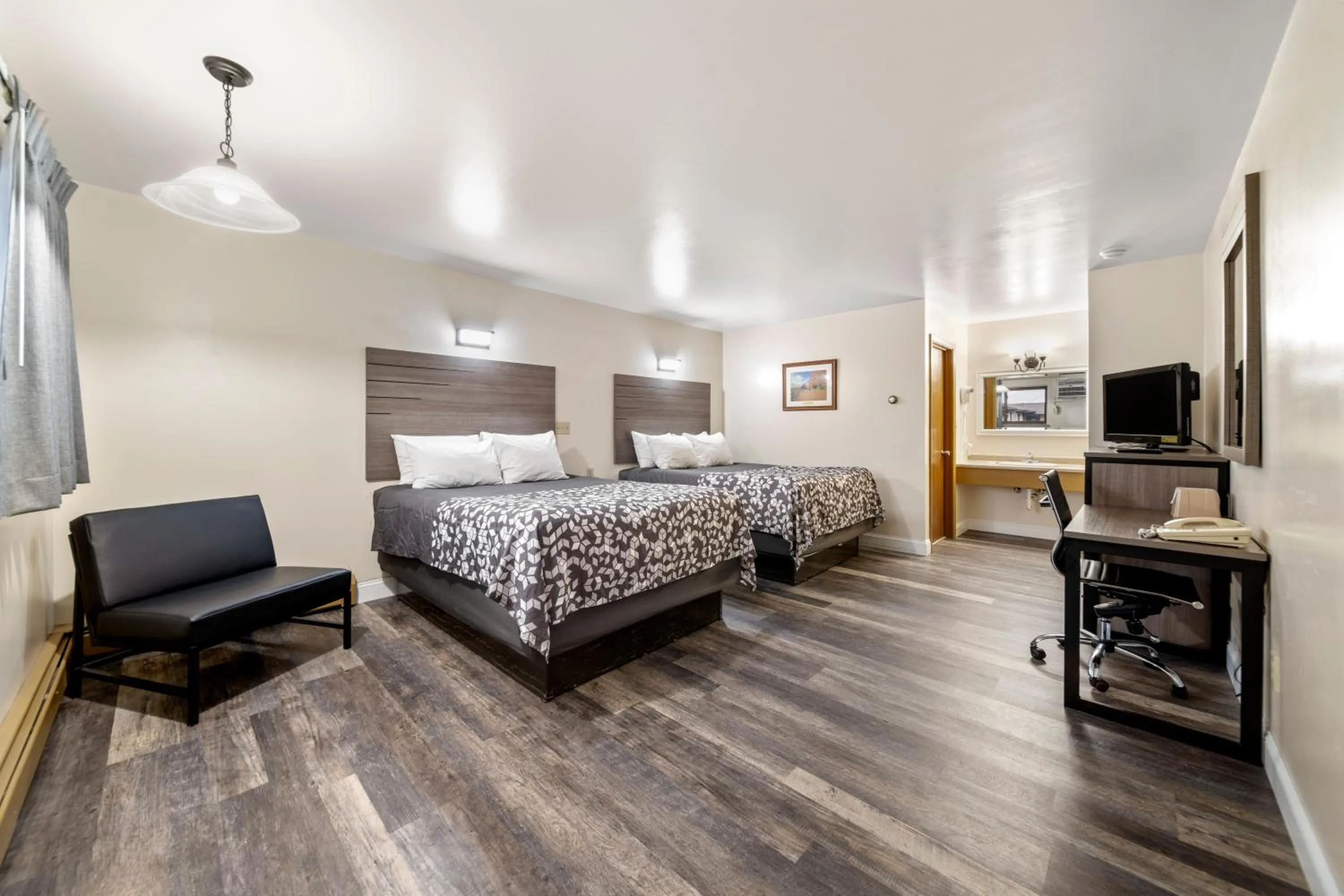 Photo of the whole room, Bed in Kingsway Inn