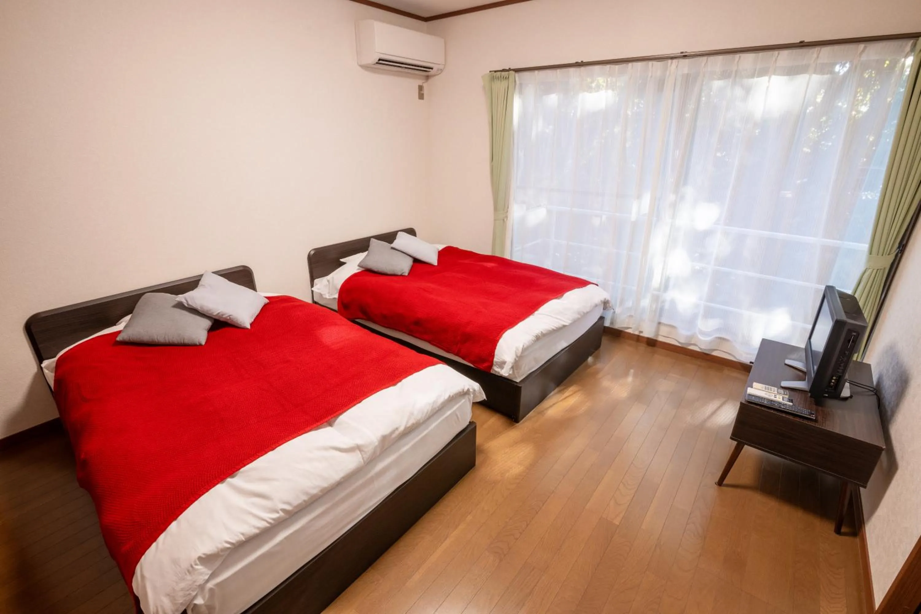 Photo of the whole room, Bed in Le Nessa Akazawa