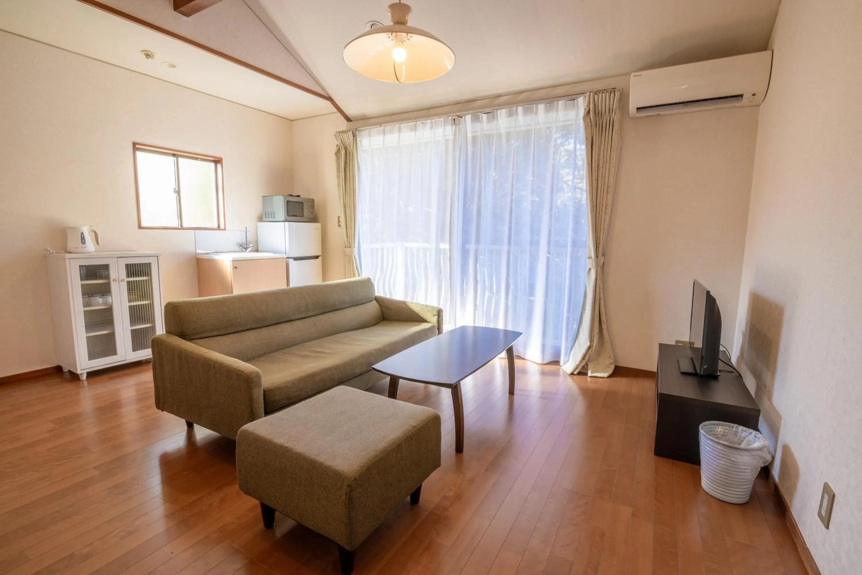 Photo of the whole room in Le Nessa Akazawa