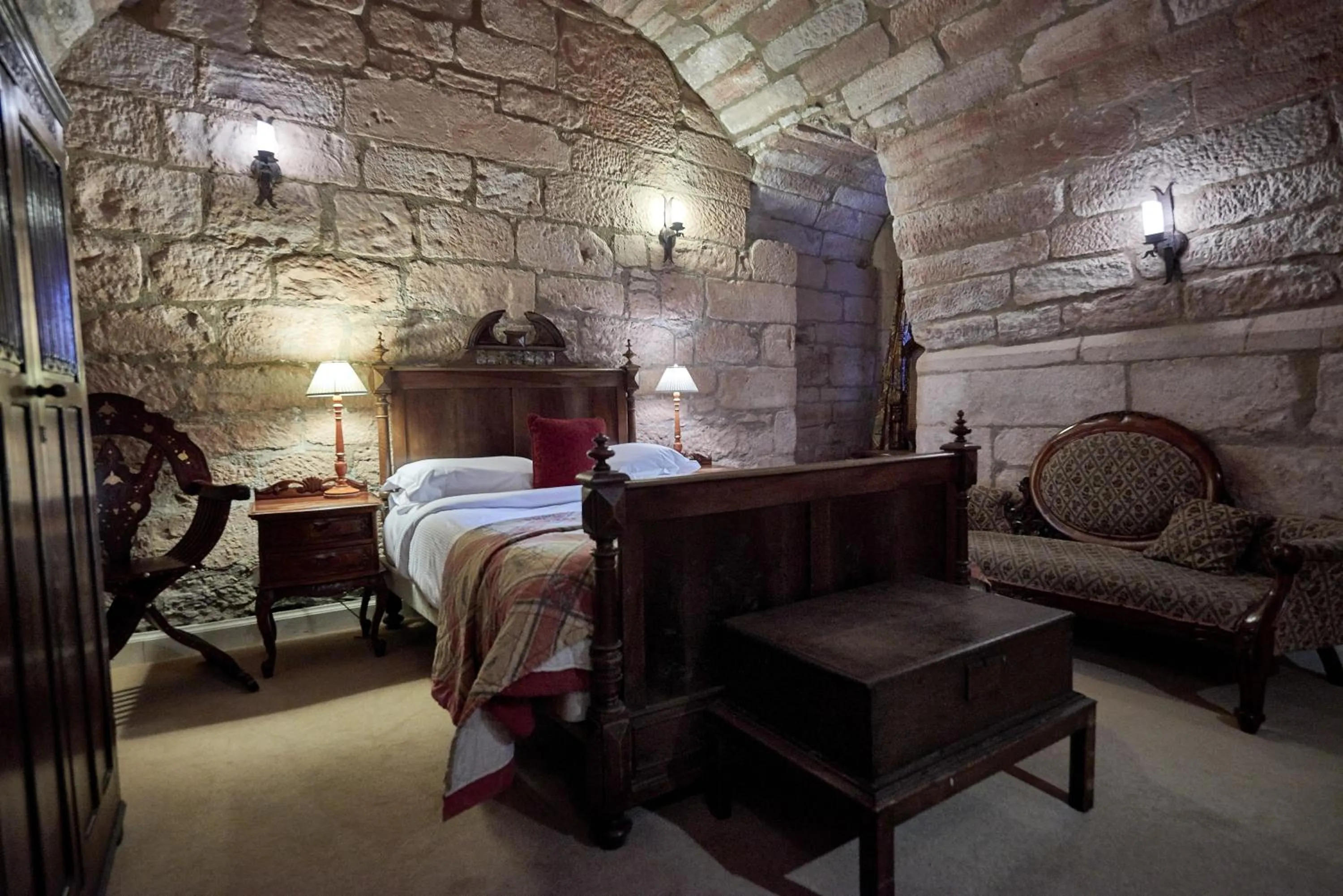 Bedroom, Bed in Dalhousie Castle