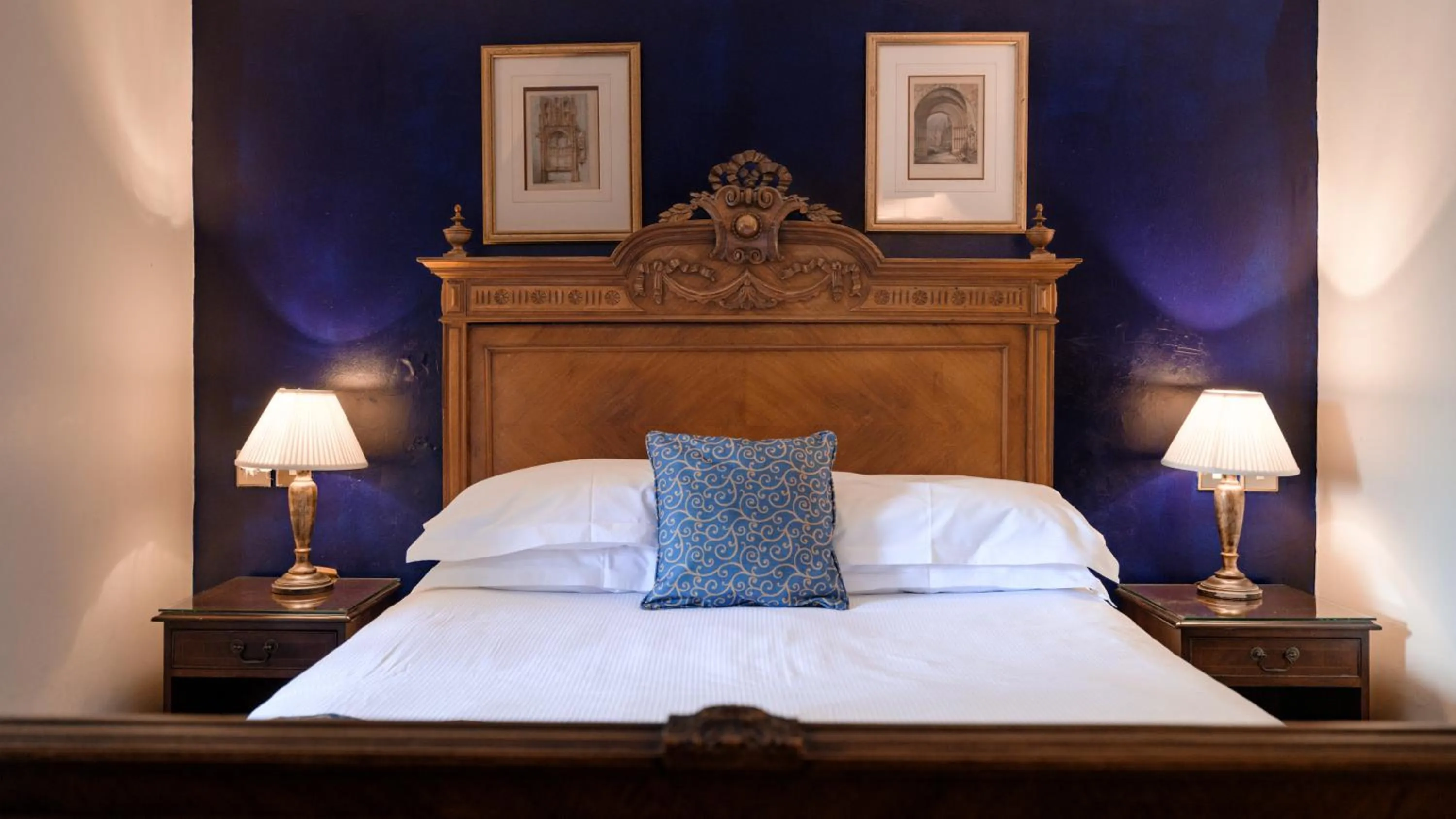Bedroom, Bed in Dalhousie Castle