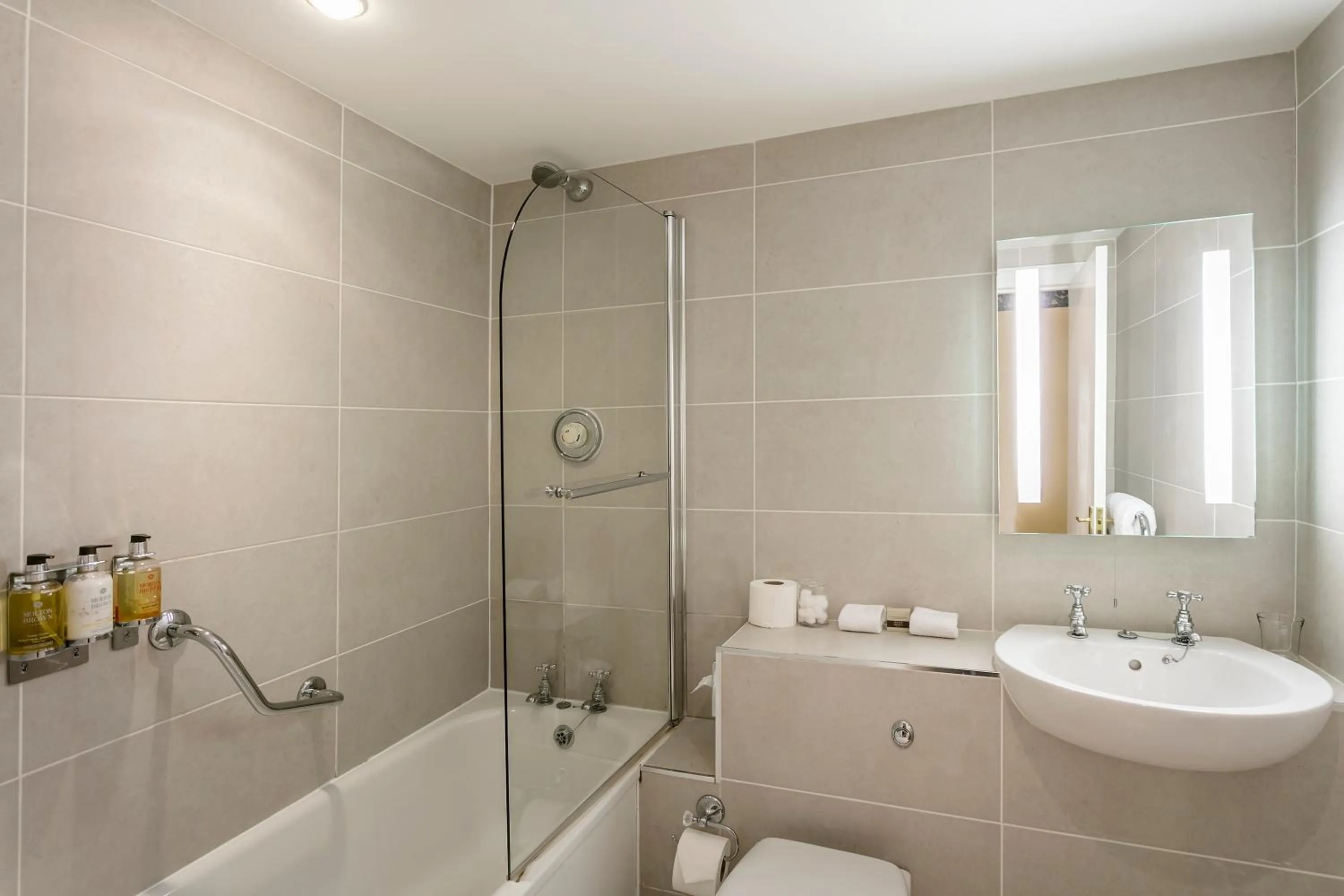 Bathroom in Dalhousie Castle