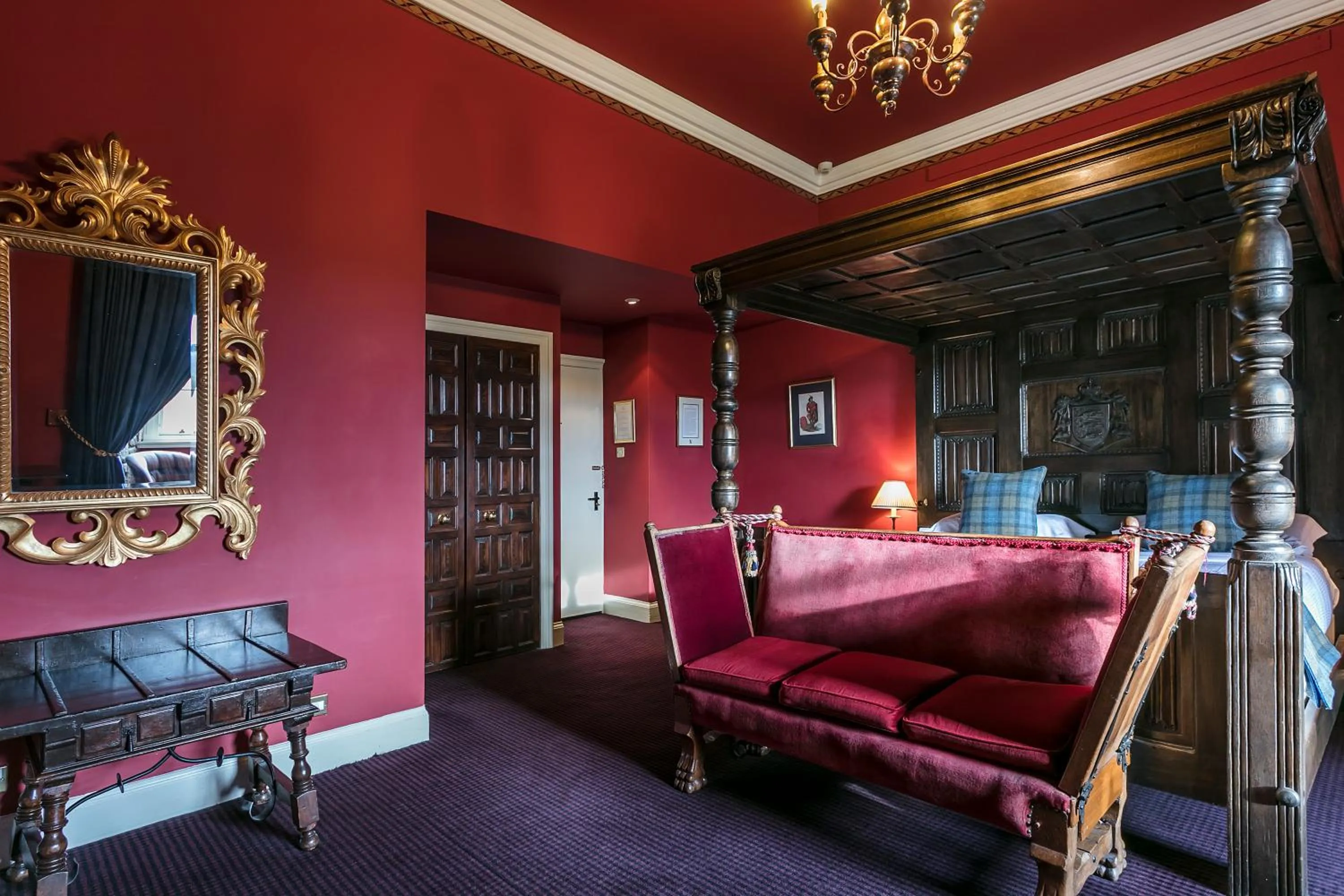 Bedroom in Dalhousie Castle