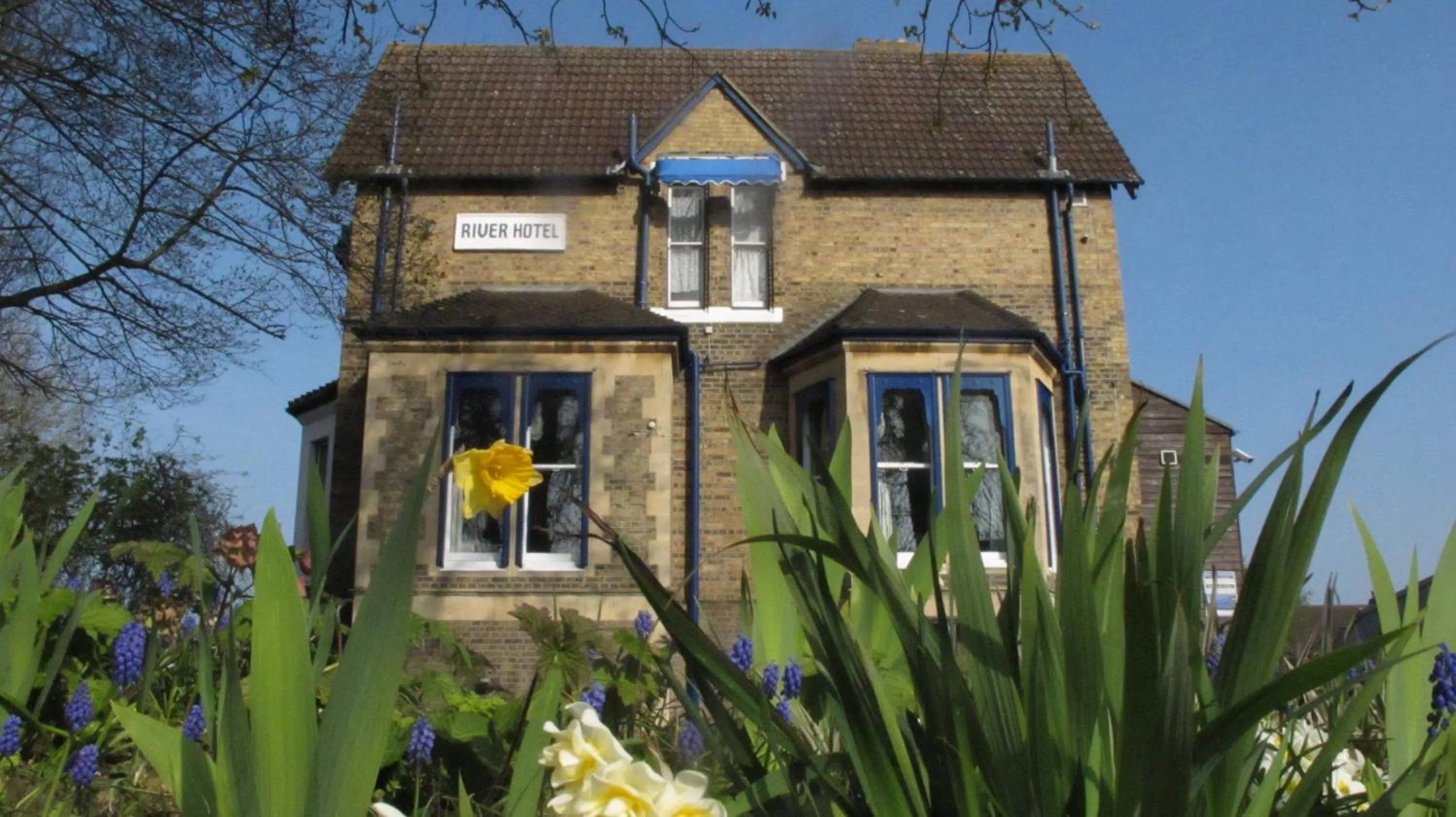 Facade/entrance in River Hotel