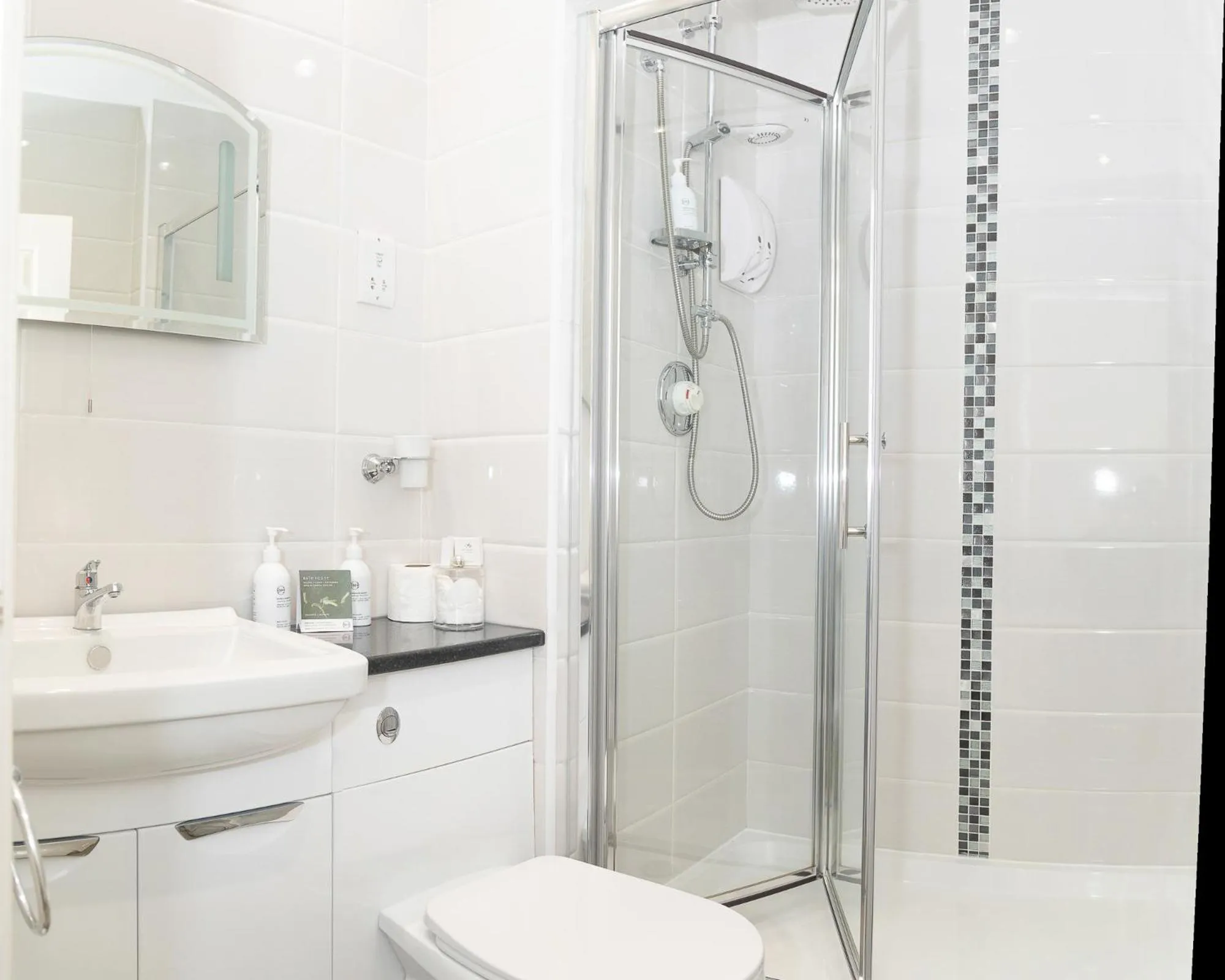 Toilet in Beaumont Guest House Windermere - Adult Only - Free Car Park & Off Site access to the local Health Centre