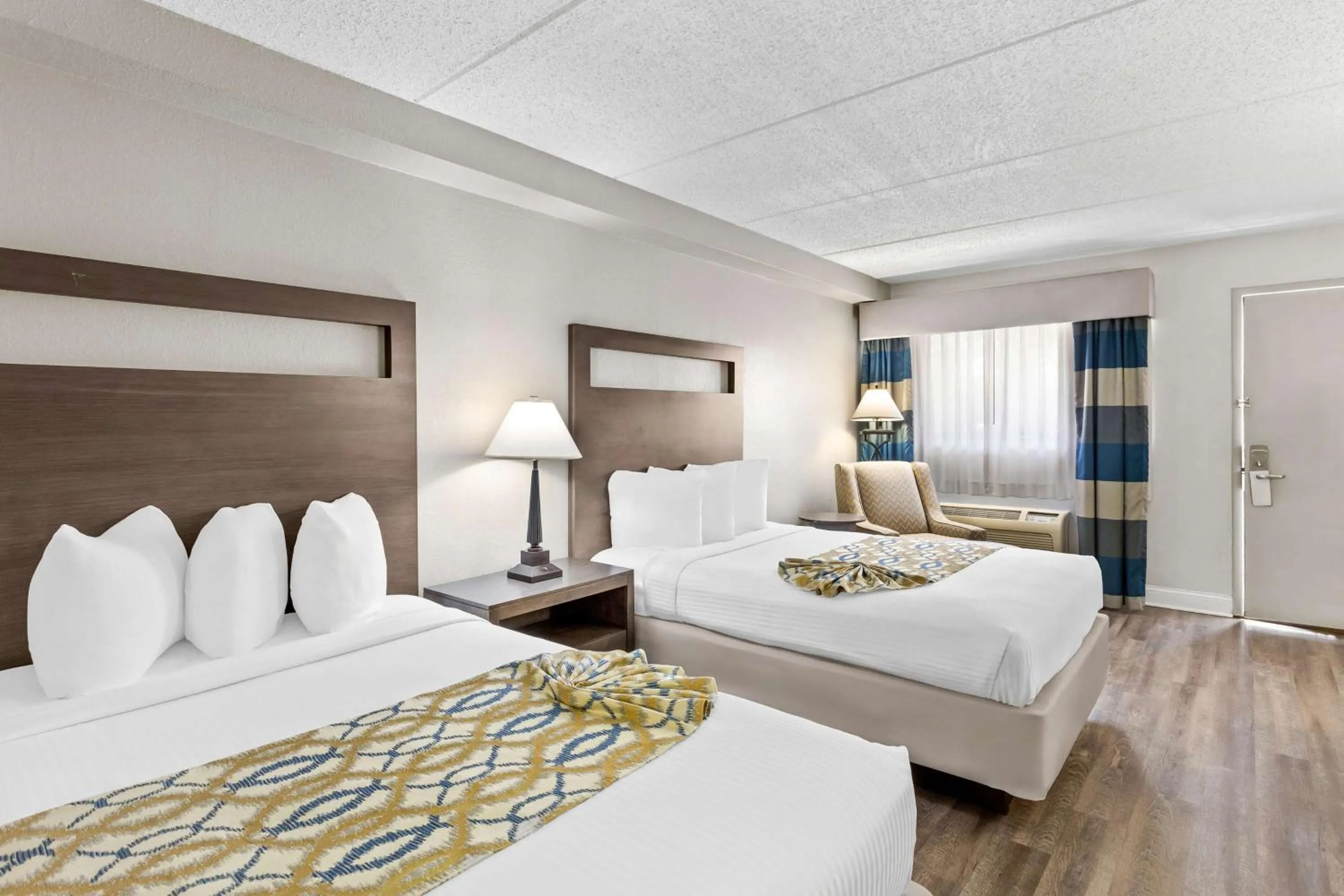 Bedroom, Bed in Best Western Naperville Inn