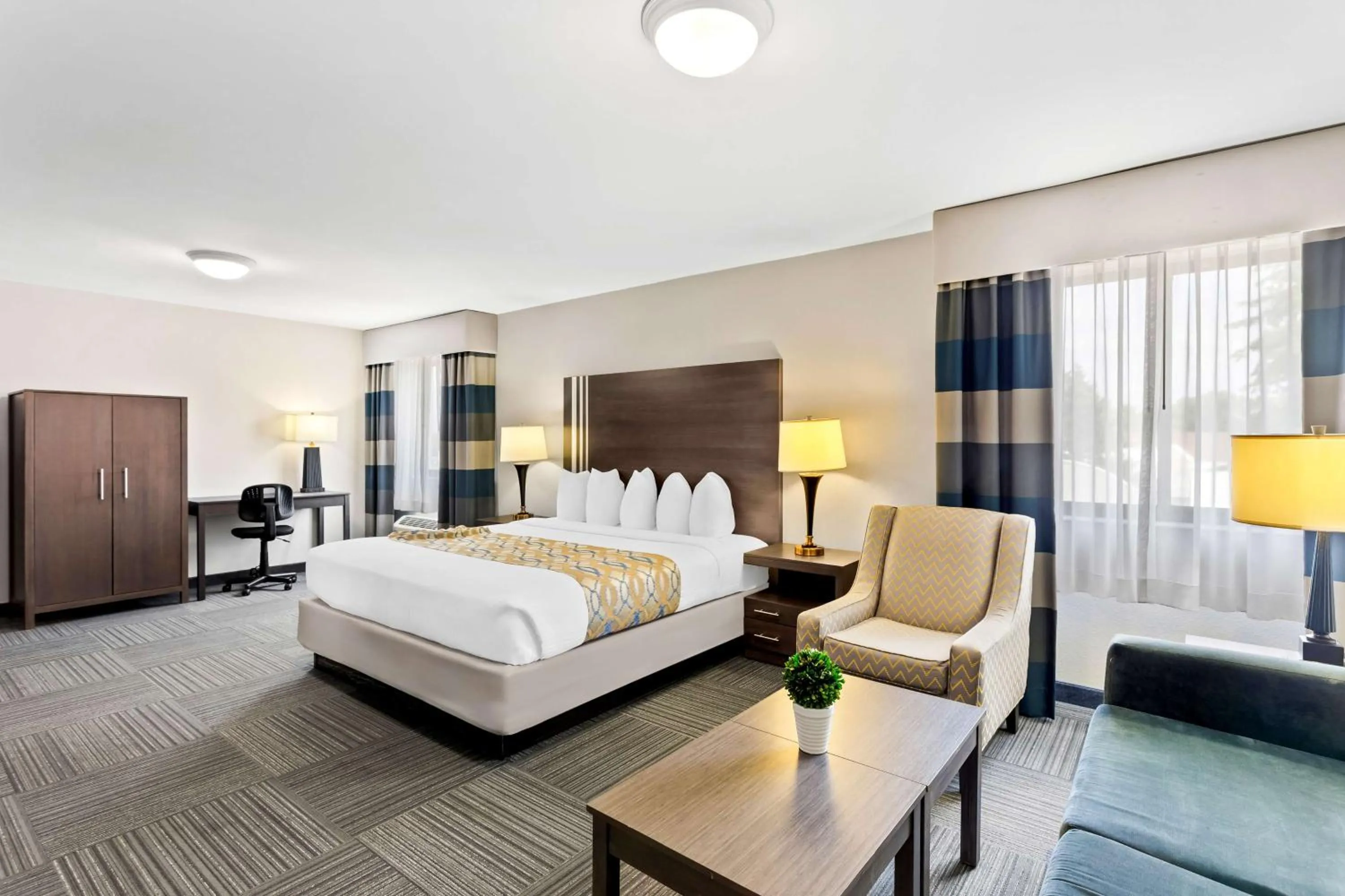 Bedroom, Bed in Best Western Naperville Inn