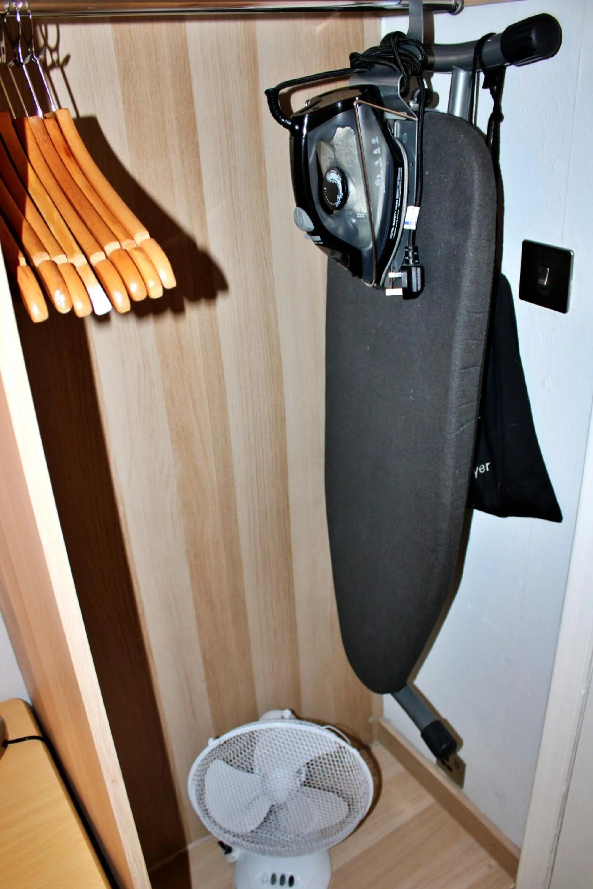 wardrobe in Victoria Square Hotel Clifton Village