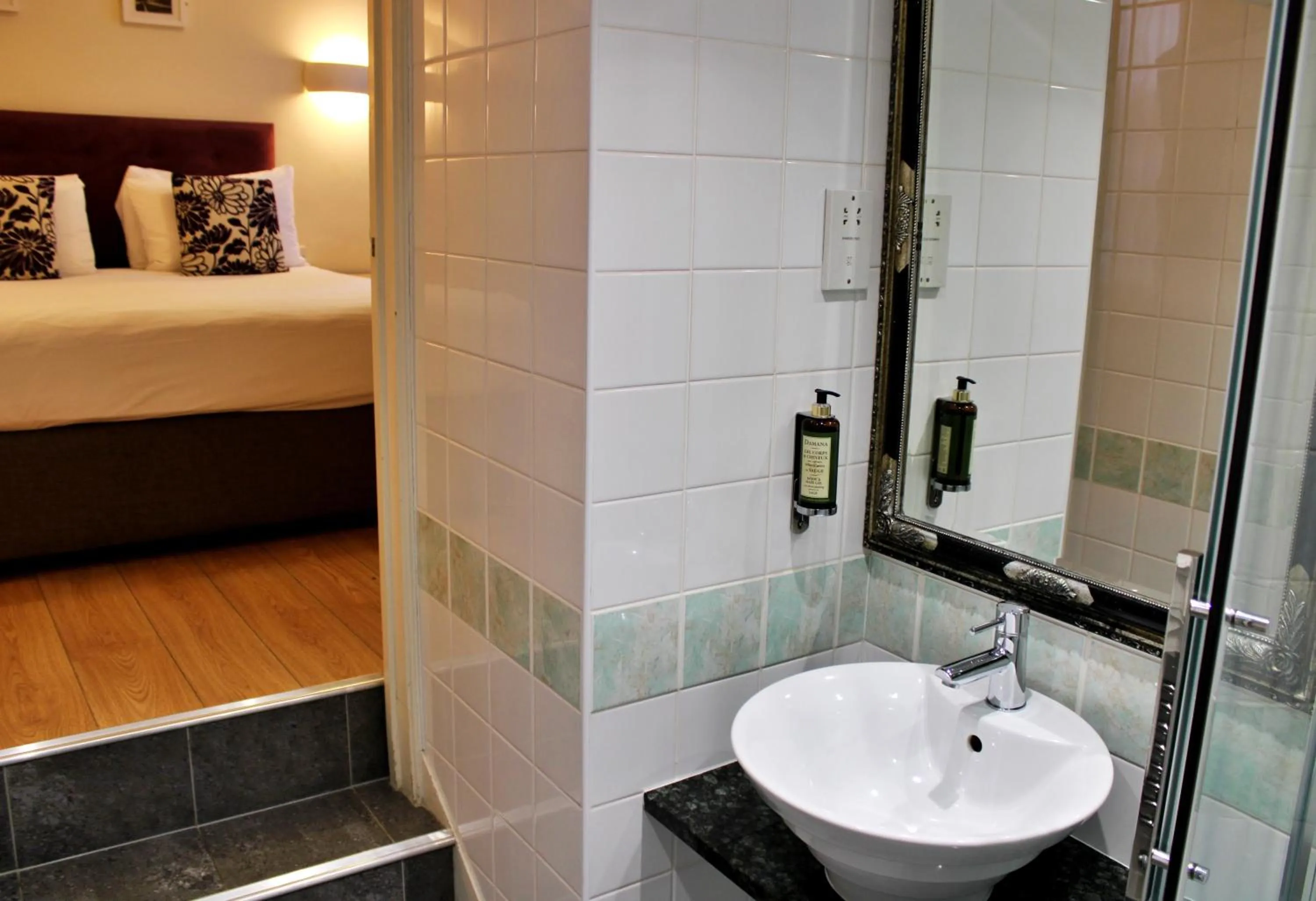 Shower, Bed in Victoria Square Hotel Clifton Village