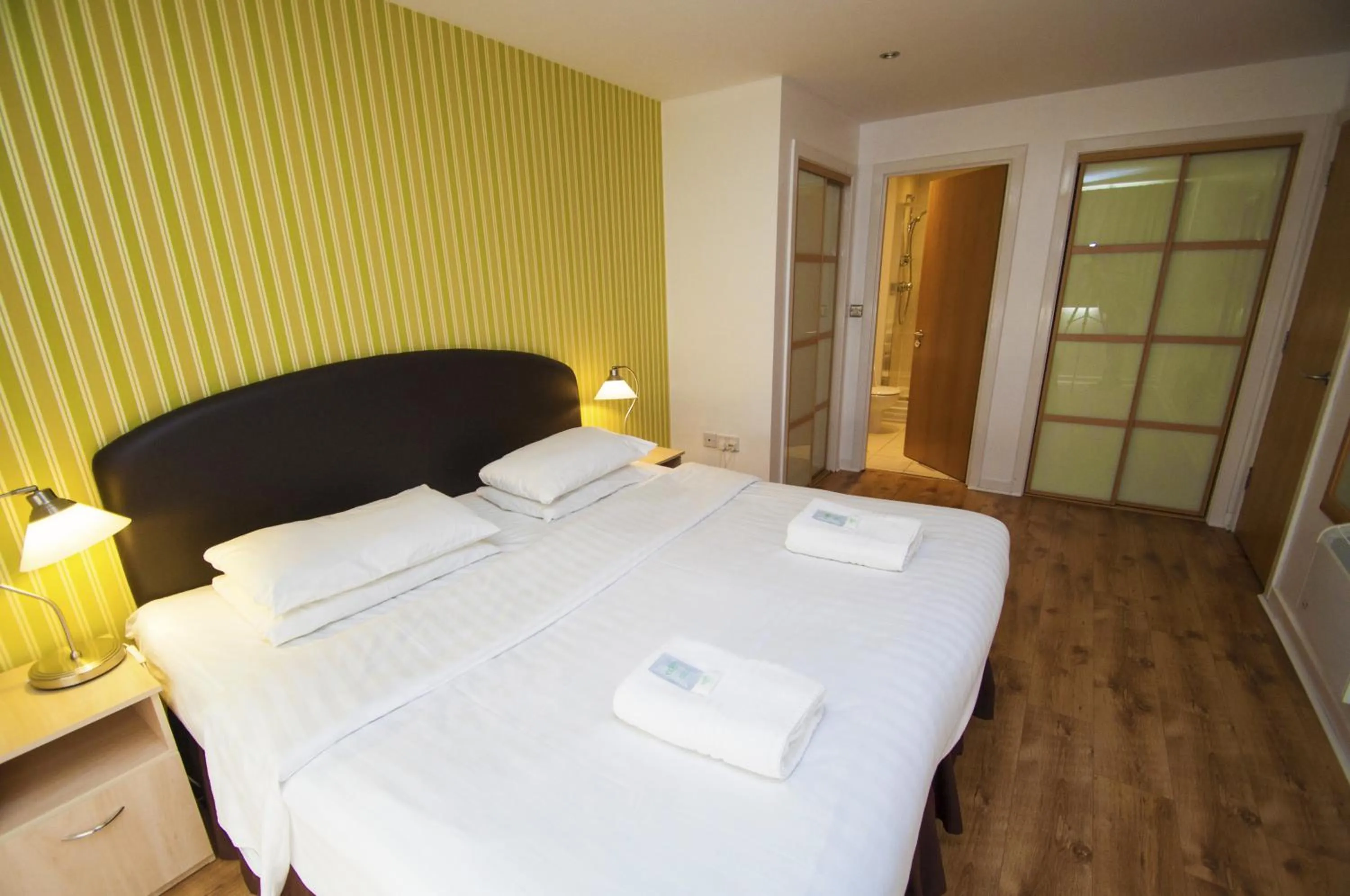 Bathroom, Bed in Ocean Serviced Apartments