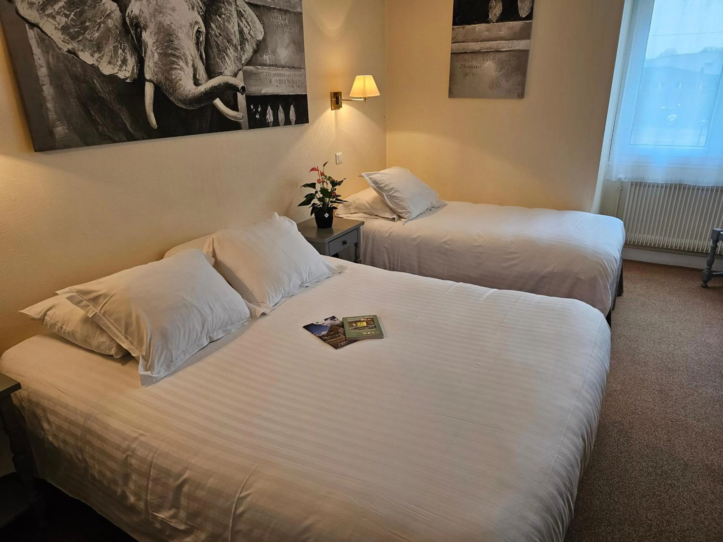 Bed in Logis Hôtel Restaurant L'Unique