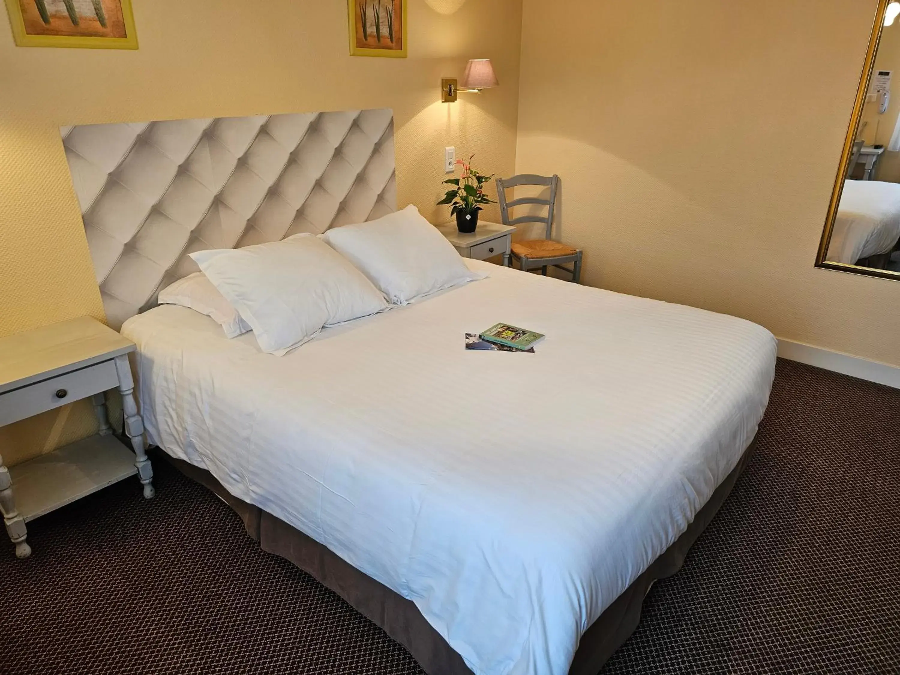 Standard King Room in Logis Hôtel Restaurant L'Unique Standard King Room in Logis Hôtel Restaurant L'Unique