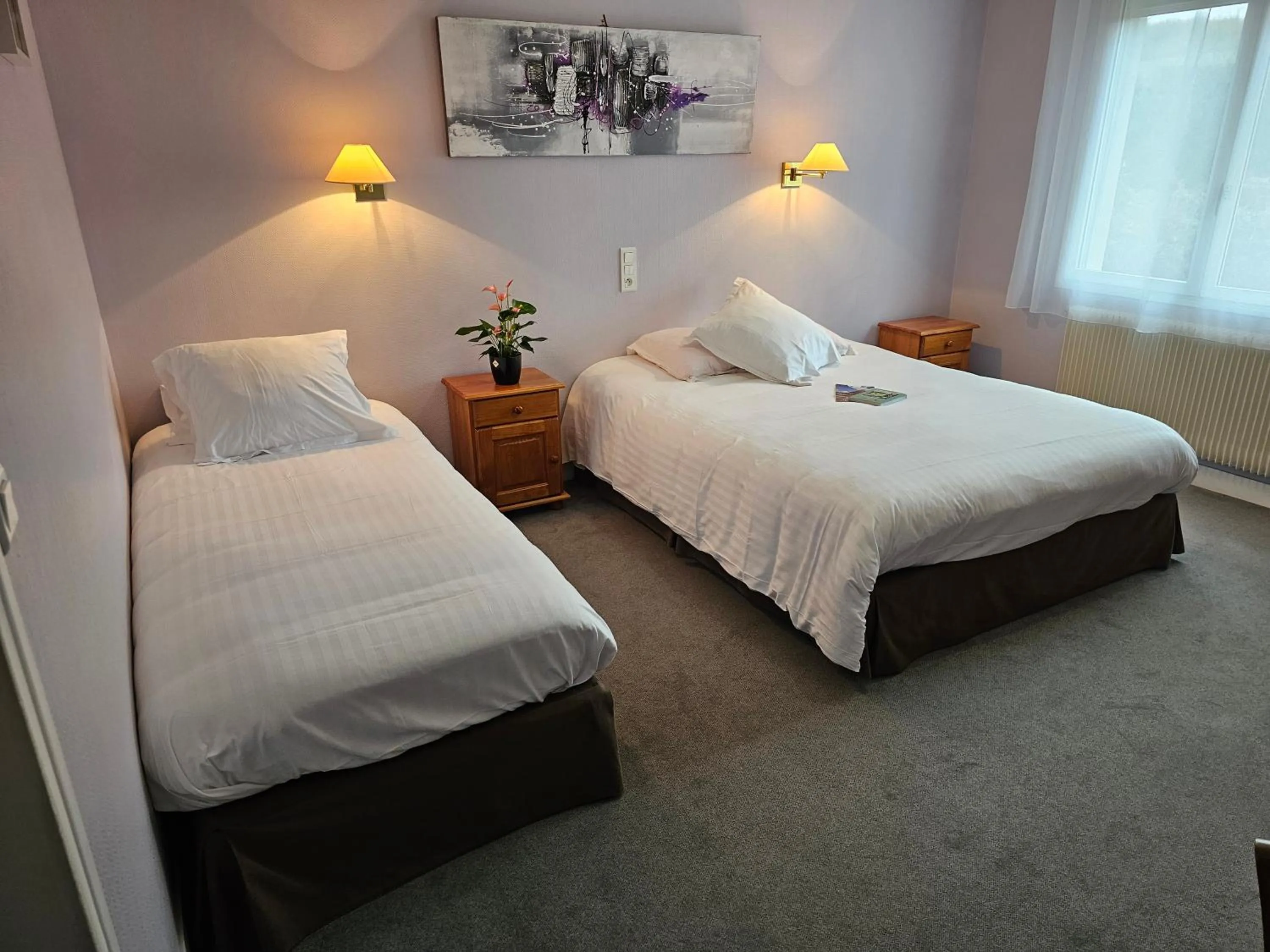 Bed in Logis Hôtel Restaurant L'Unique